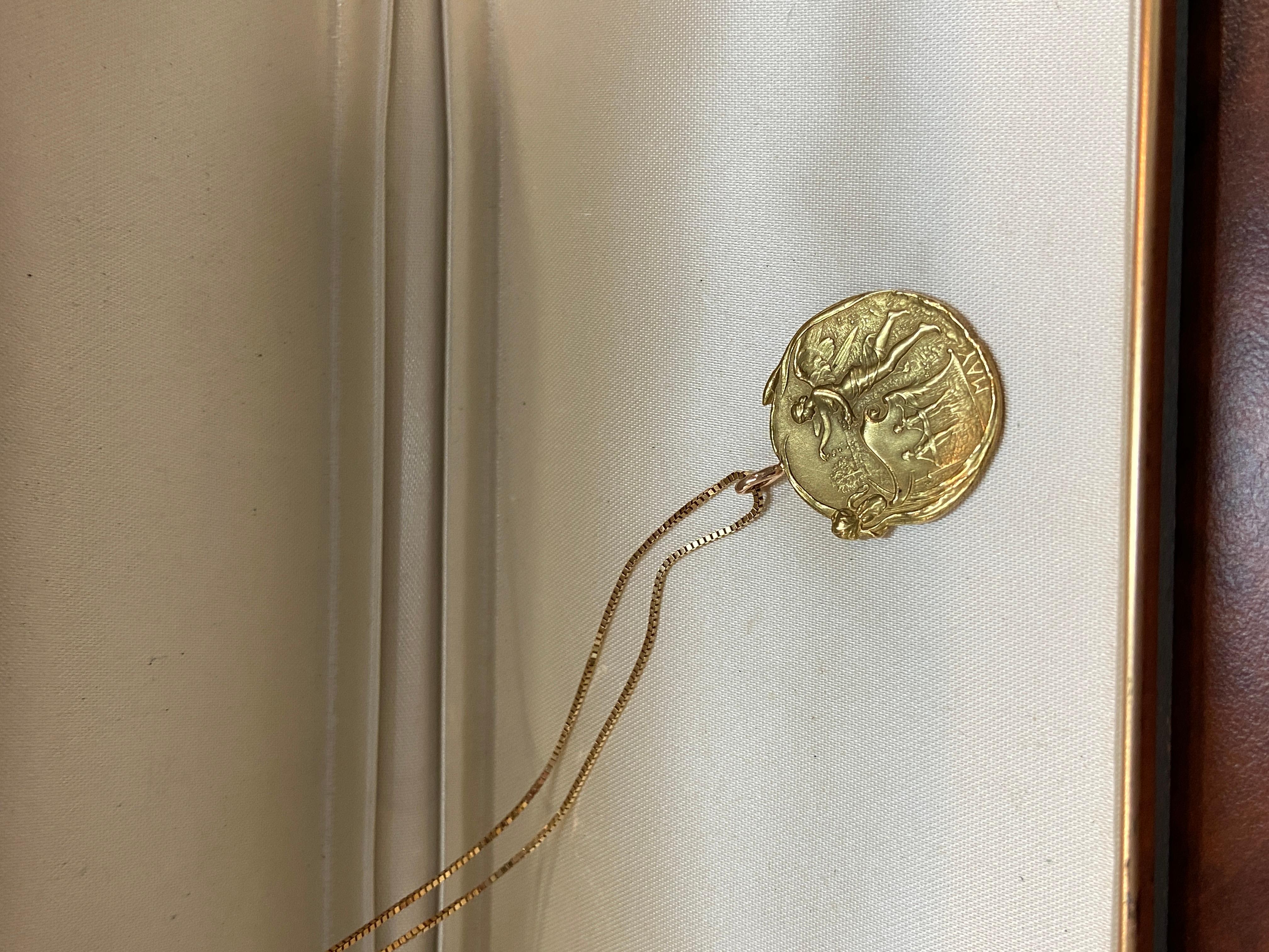 Antico ciondolo a forma di medaglia della Dea Maia in stile Art Nouveau in oro giallo 14 carati in vendita 5