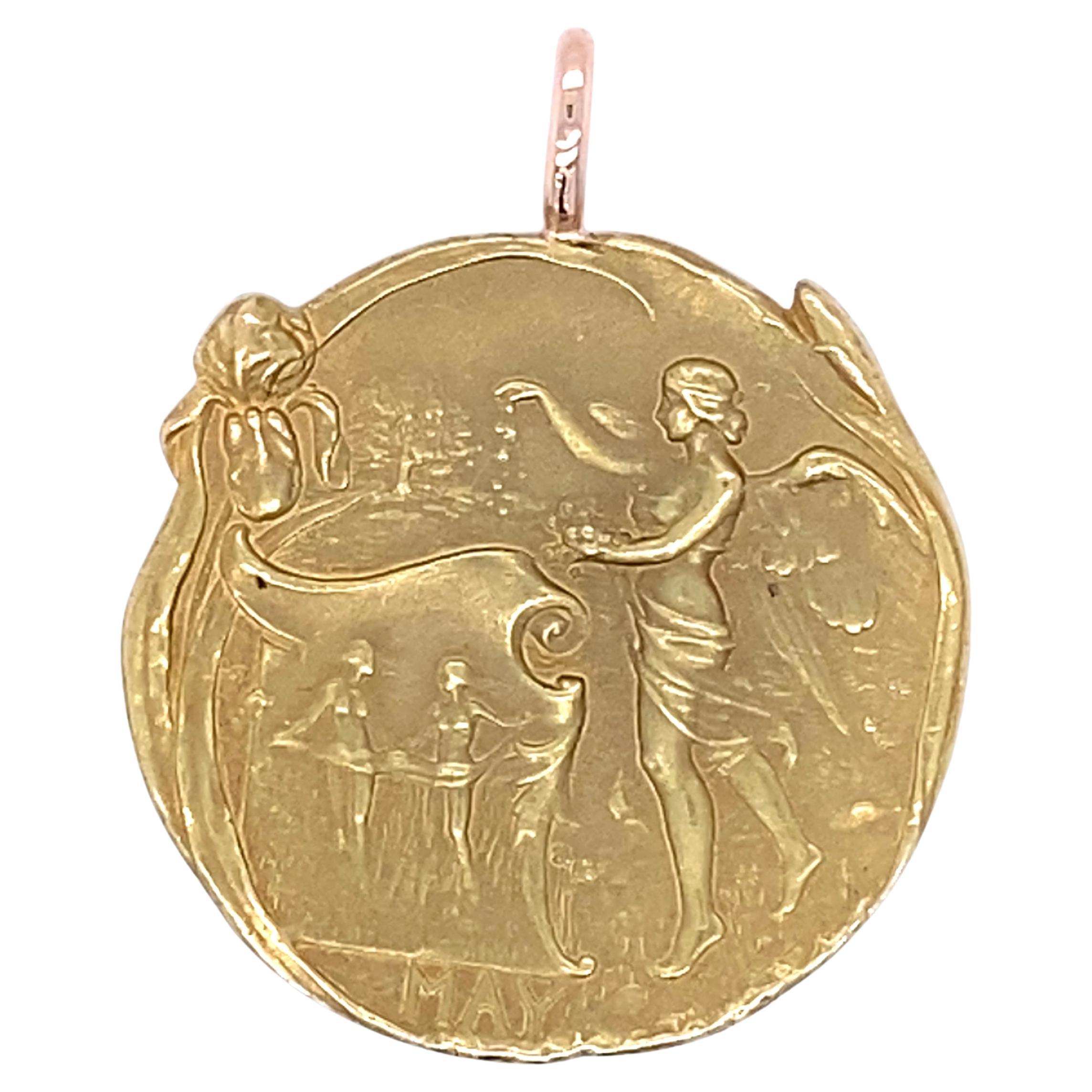 Antico ciondolo a forma di medaglia della Dea Maia in stile Art Nouveau in oro giallo 14 carati in vendita