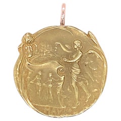 Antico ciondolo a forma di medaglia della Dea Maia in stile Art Nouveau in oro giallo 14 carati