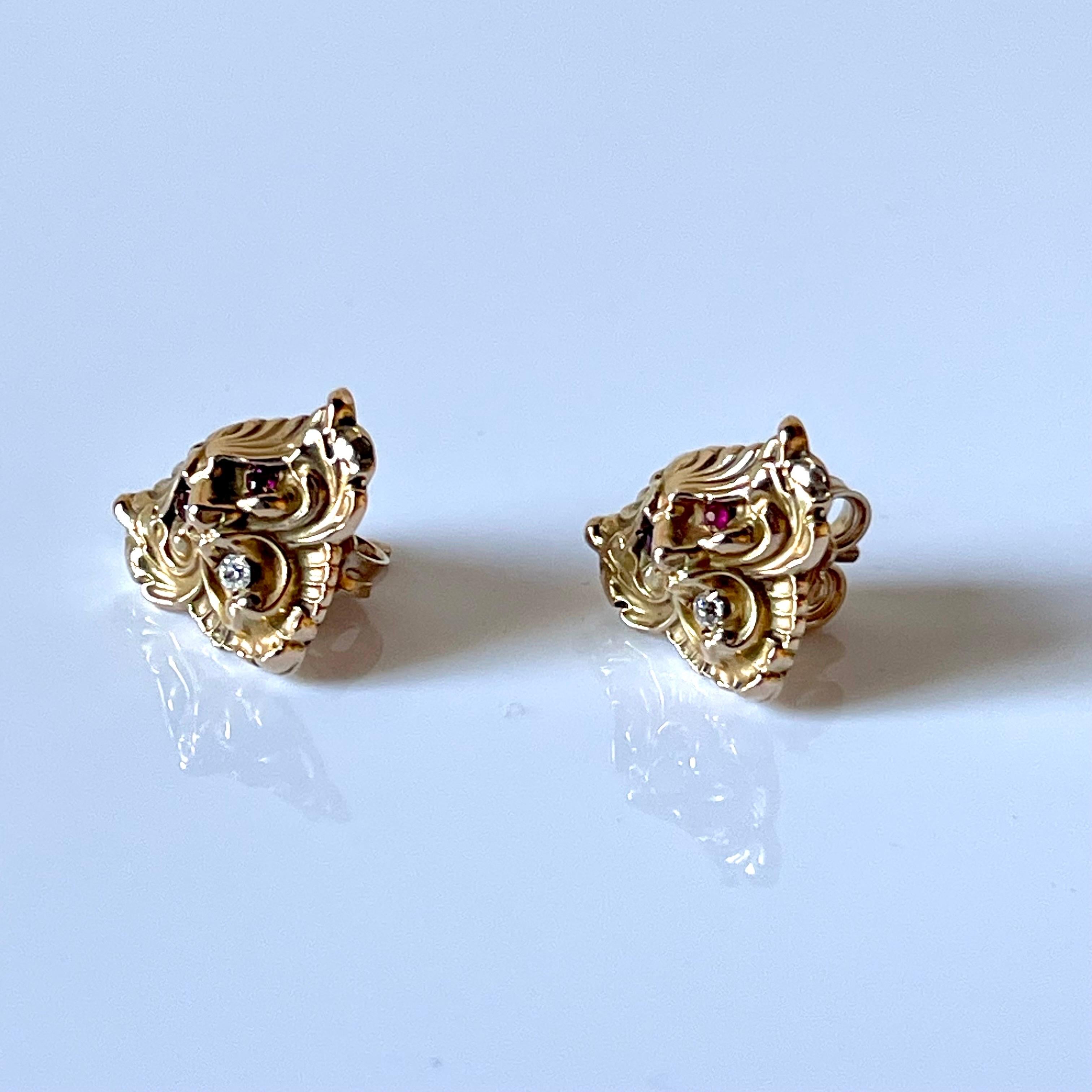 Art nouveau Clous d'oreilles anciennes Art Nouveau tête de lion en or, diamants et rubis C 1900 en vente