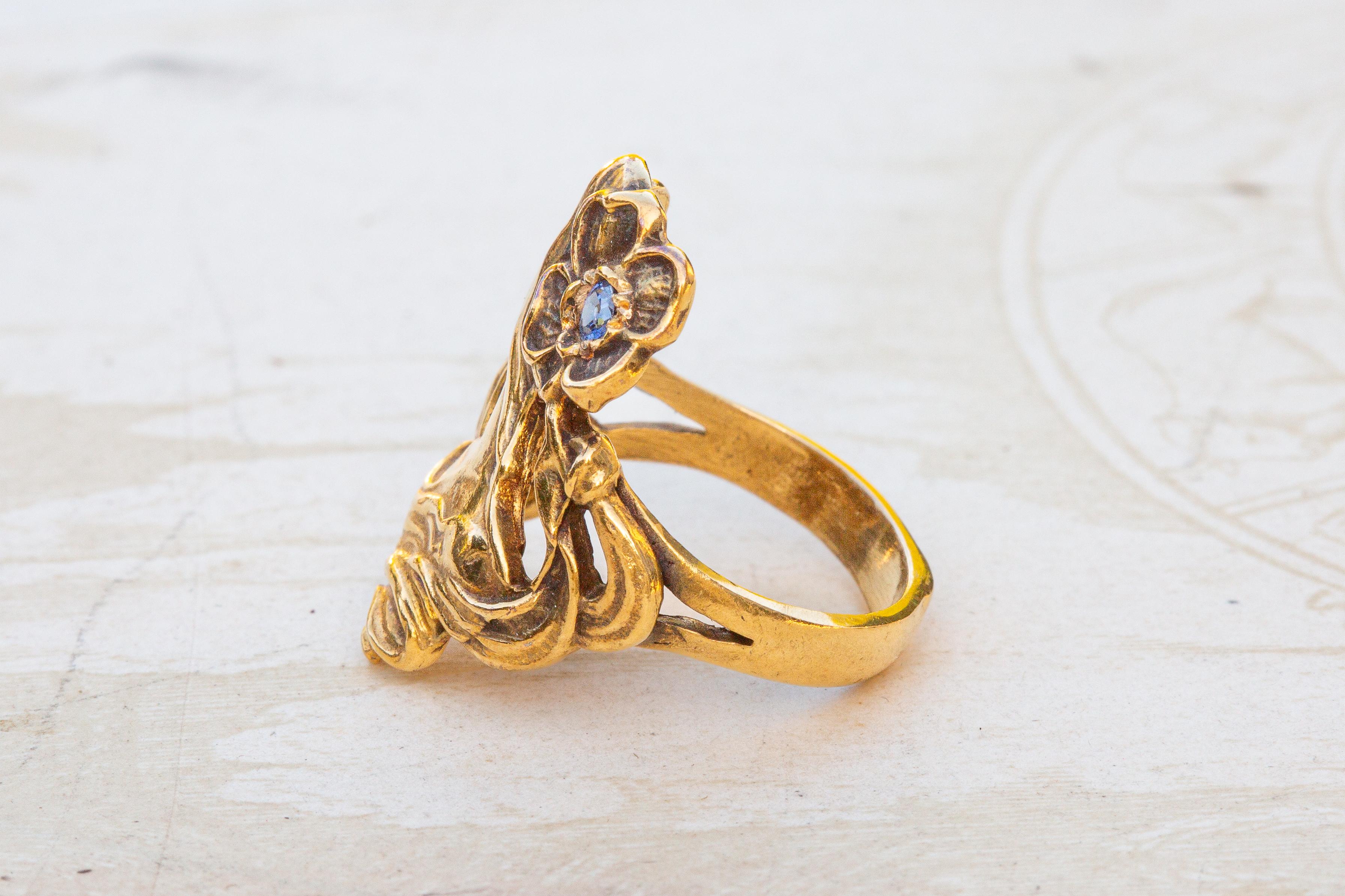 Antique Art Nouveau Gold Figural Sapphire Woman Face Ring In Good Condition For Sale In London, GB