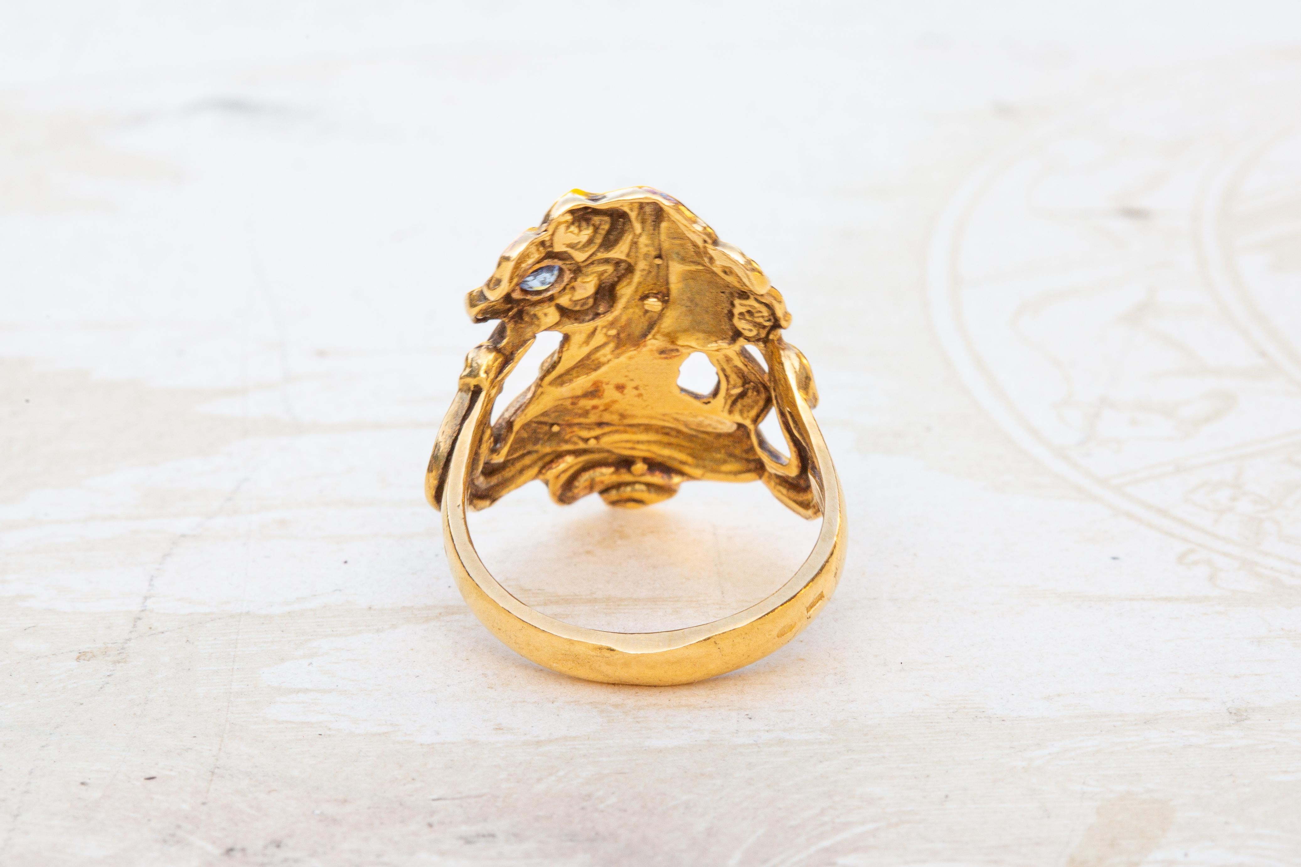 Antiker Jugendstil-Ring aus Gold mit figürlichem Saphir und Frau im Jugendstil im Zustand „Gut“ im Angebot in London, GB