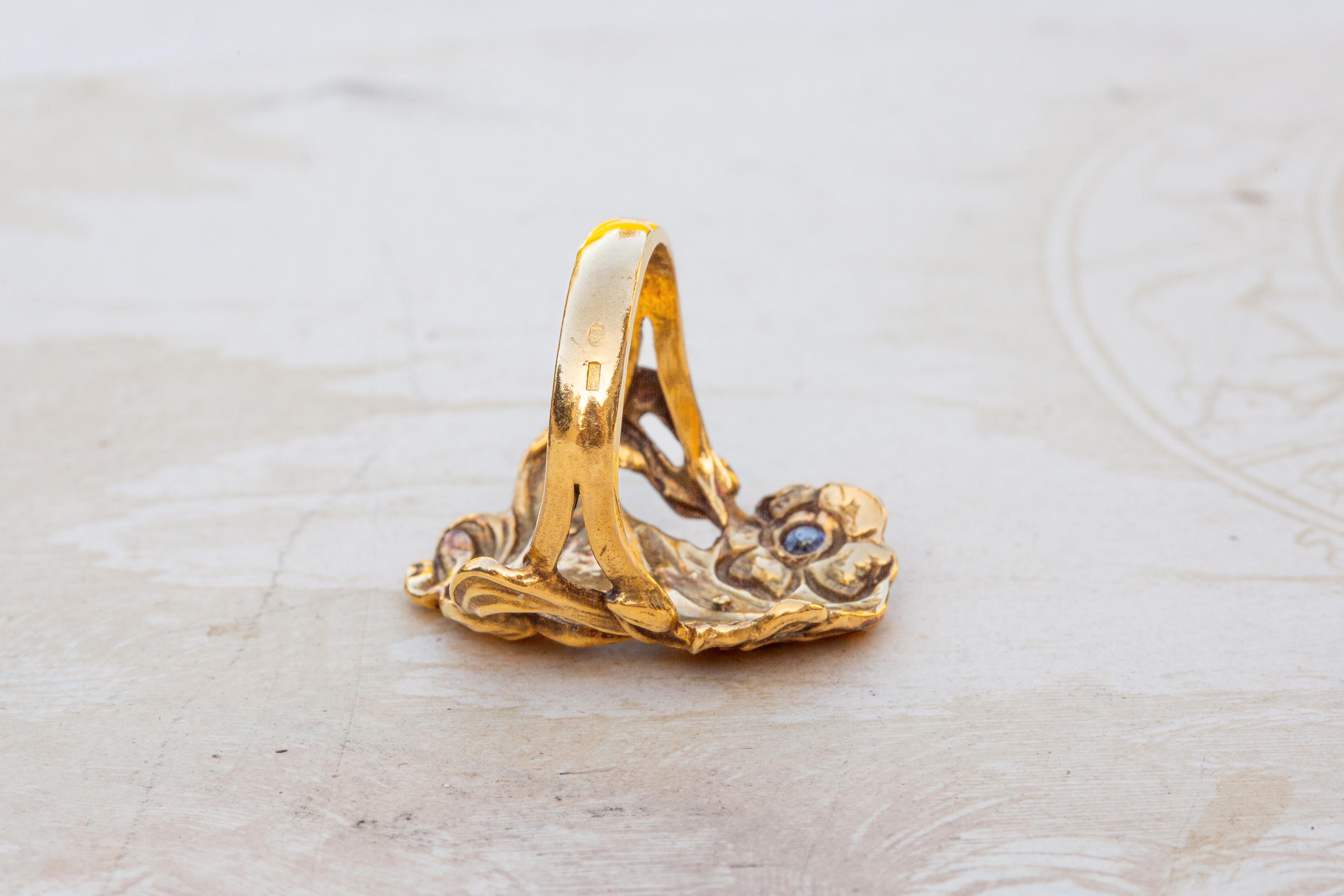 Antiker Jugendstil-Ring aus Gold mit figürlichem Saphir und Frau im Jugendstil im Angebot 1