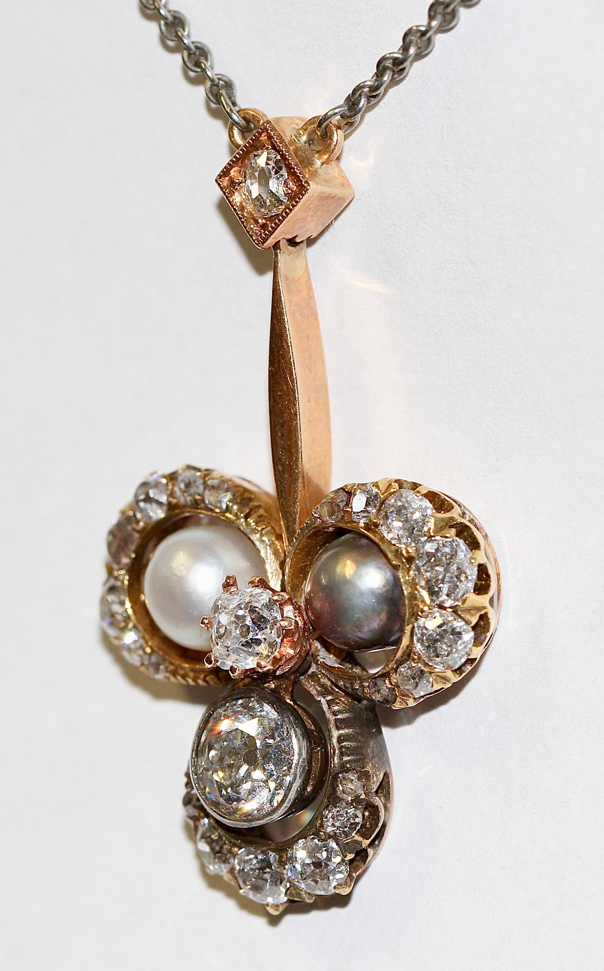 Collier, pendentif en or Art nouveau ancien, avec diamants et perles naturelles Bon état - En vente à Berlin, DE
