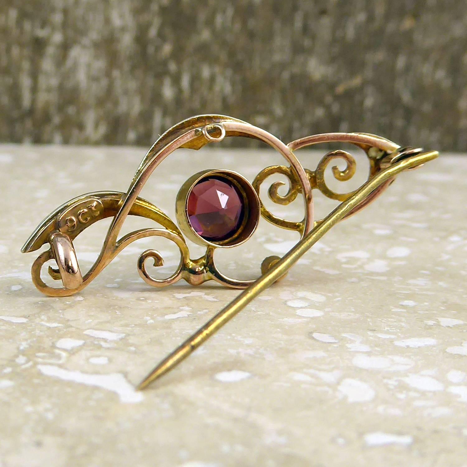 Antique Art Nouveau Gold Pin, Garnet and Seed Pearls, Rose and Yellow Gold In Excellent Condition In Yorkshire, West Yorkshire