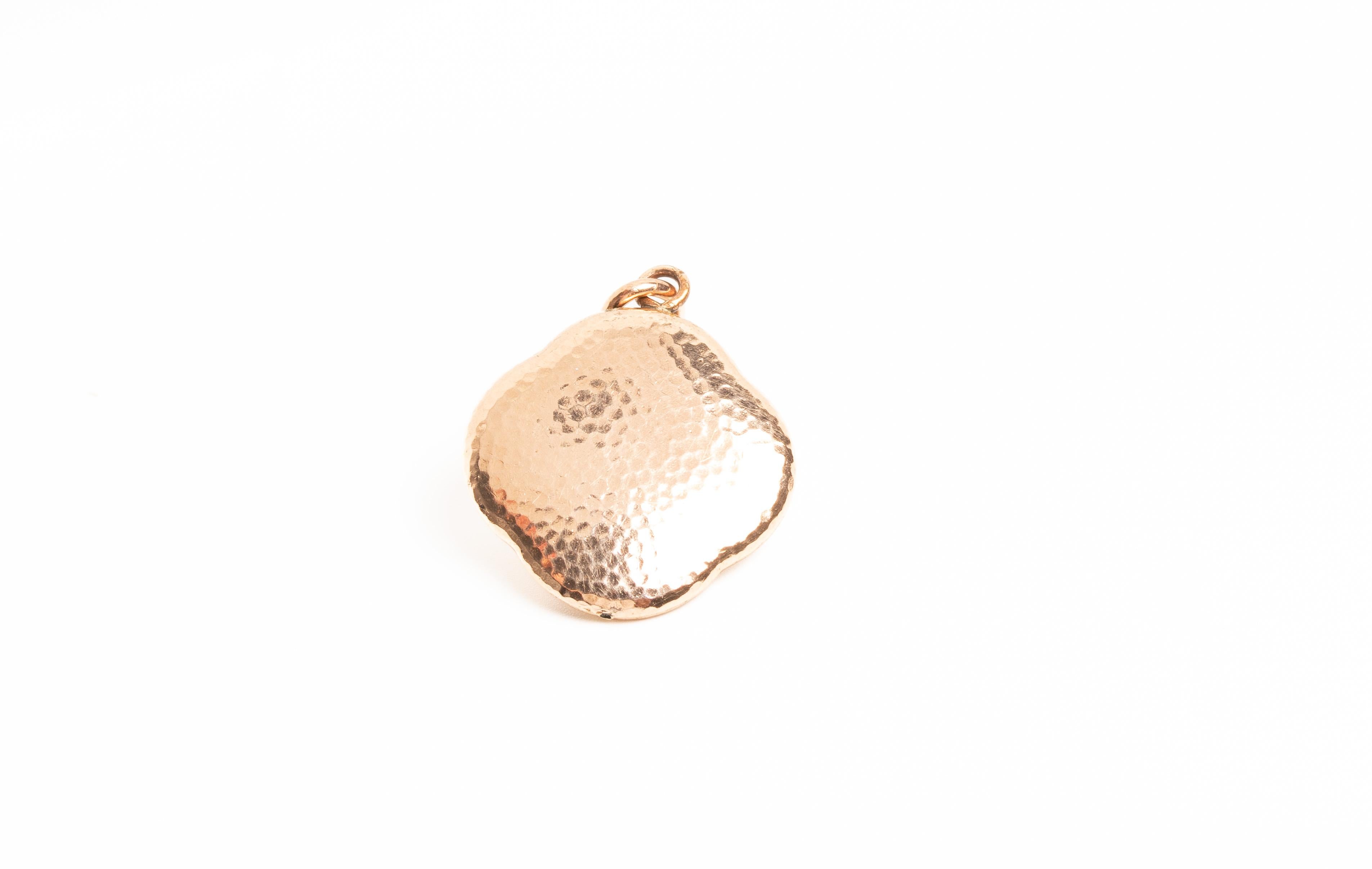 Donna Ciondolo inciso in oro placcato Art Nouveau con un rubino in vendita
