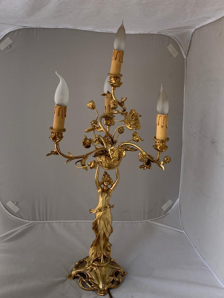 Lampe de table à 5 lumières art nuveau, reconstruite dans les années 80 en parfait état de fonctionnement. mesure avec les ampoules 38x36X78h.
Prise européenne (jusqu'à 250V).