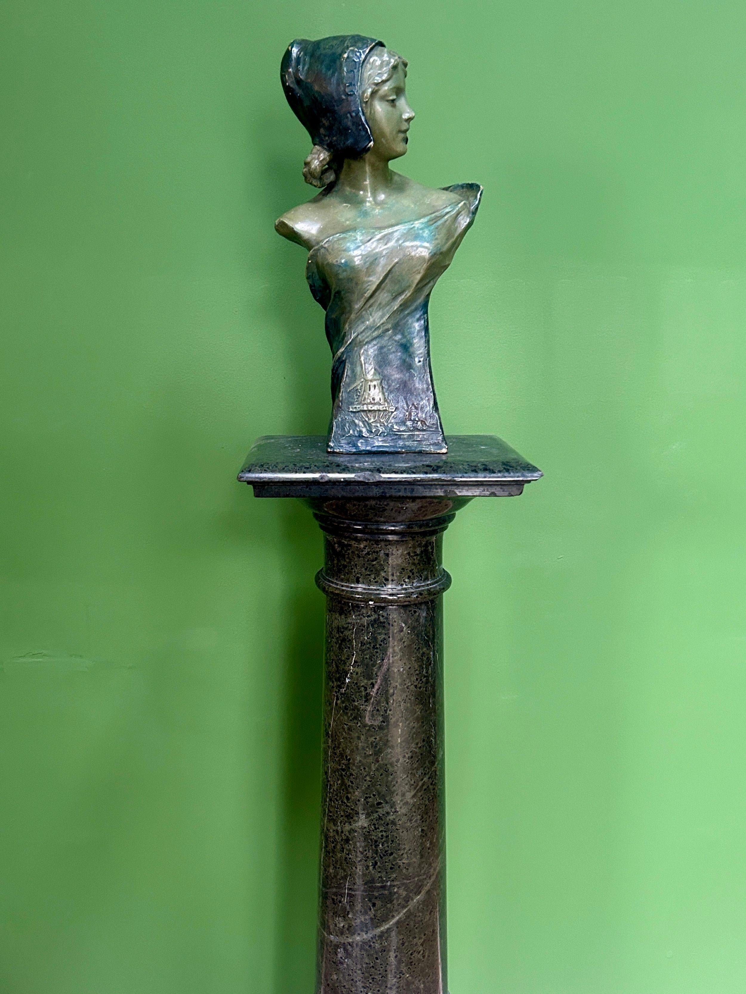 Ancienne sculpture en terre cuite de Friedrich Goldscheider Art Nouveau Buste d'une jeune fille hollandaise.

Arte Antiques Friedrich Goldscheider (1845-1897) Buste en terre cuite polychrome d'une jeune fille hollandaise C.I.C. 1900.

Très attrayant