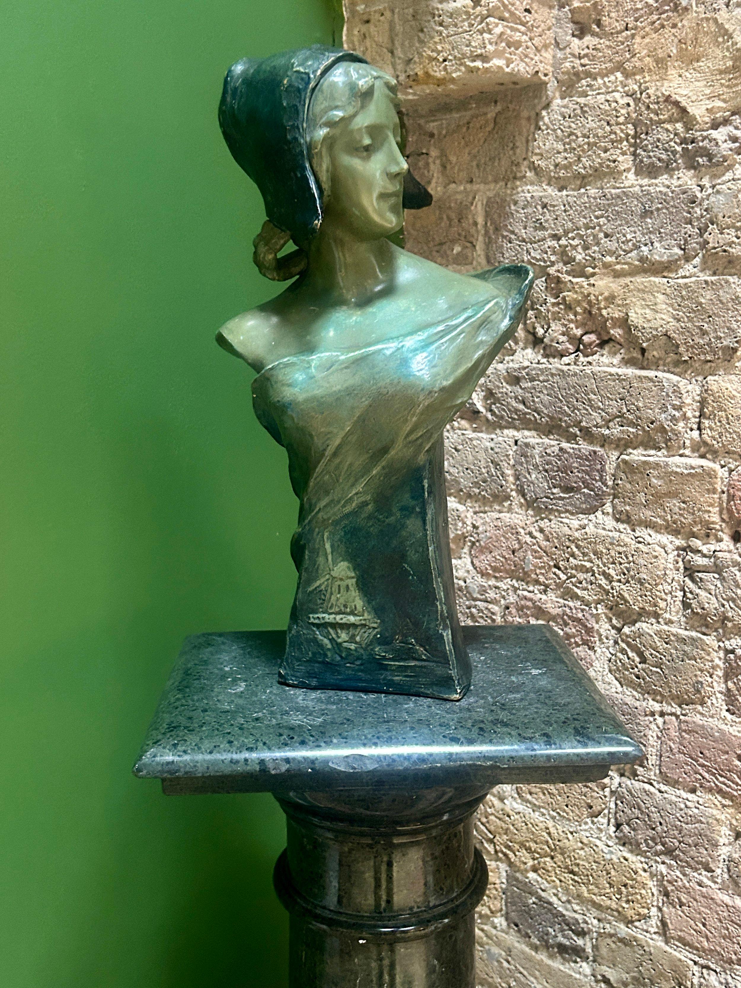 Art nouveau Antique Art Nouveau Goldscheider Terracotta Sculpture Buste d'une jeune fille hollandaise en vente