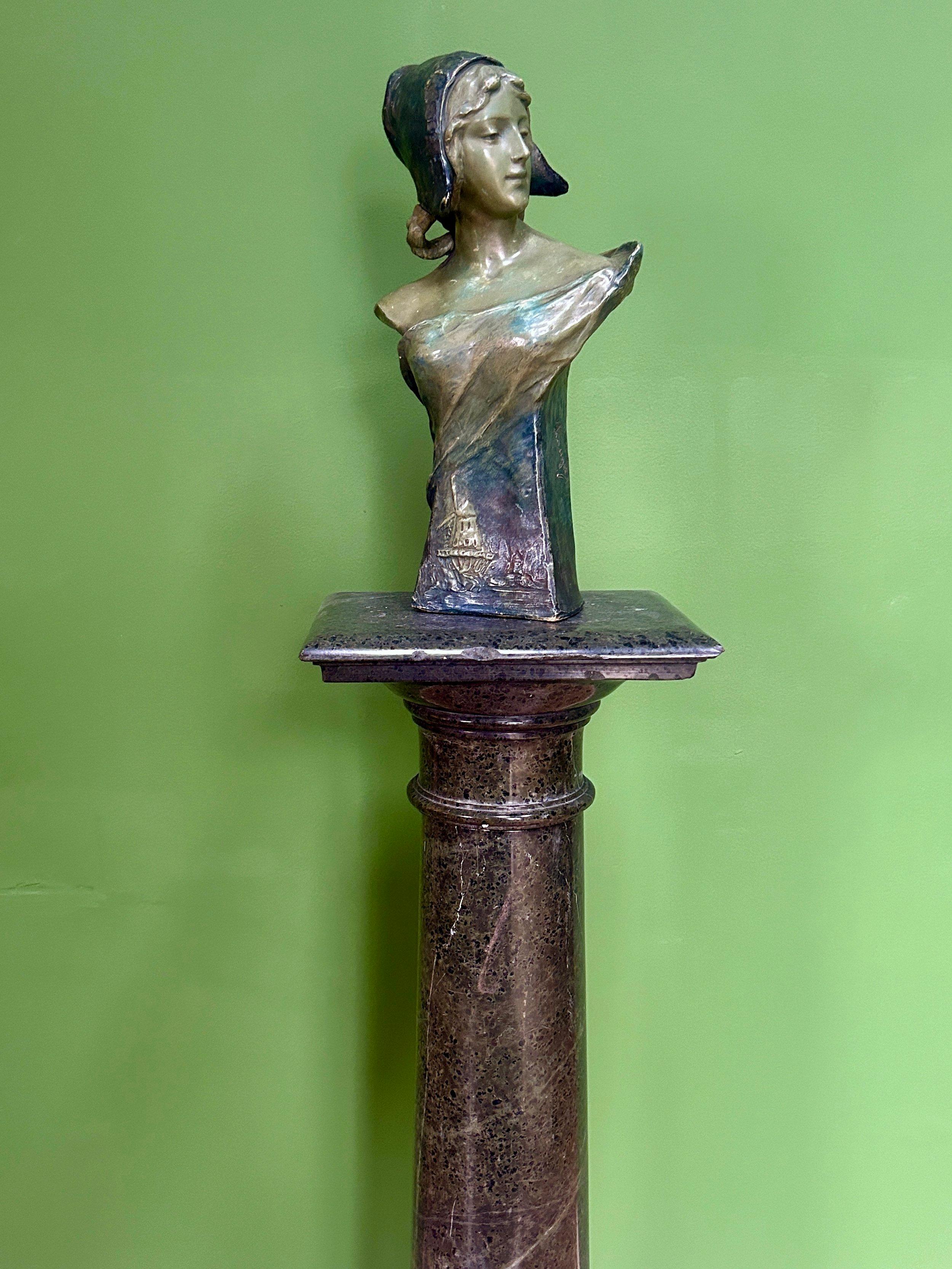 Sculpté à la main Antique Art Nouveau Goldscheider Terracotta Sculpture Buste d'une jeune fille hollandaise en vente