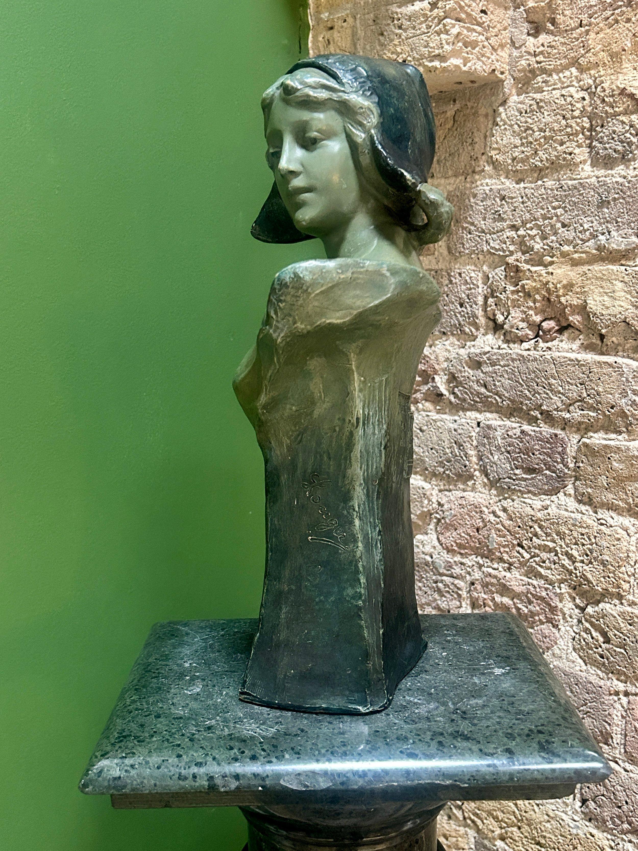 Début du 20ème siècle Antique Art Nouveau Goldscheider Terracotta Sculpture Buste d'une jeune fille hollandaise en vente