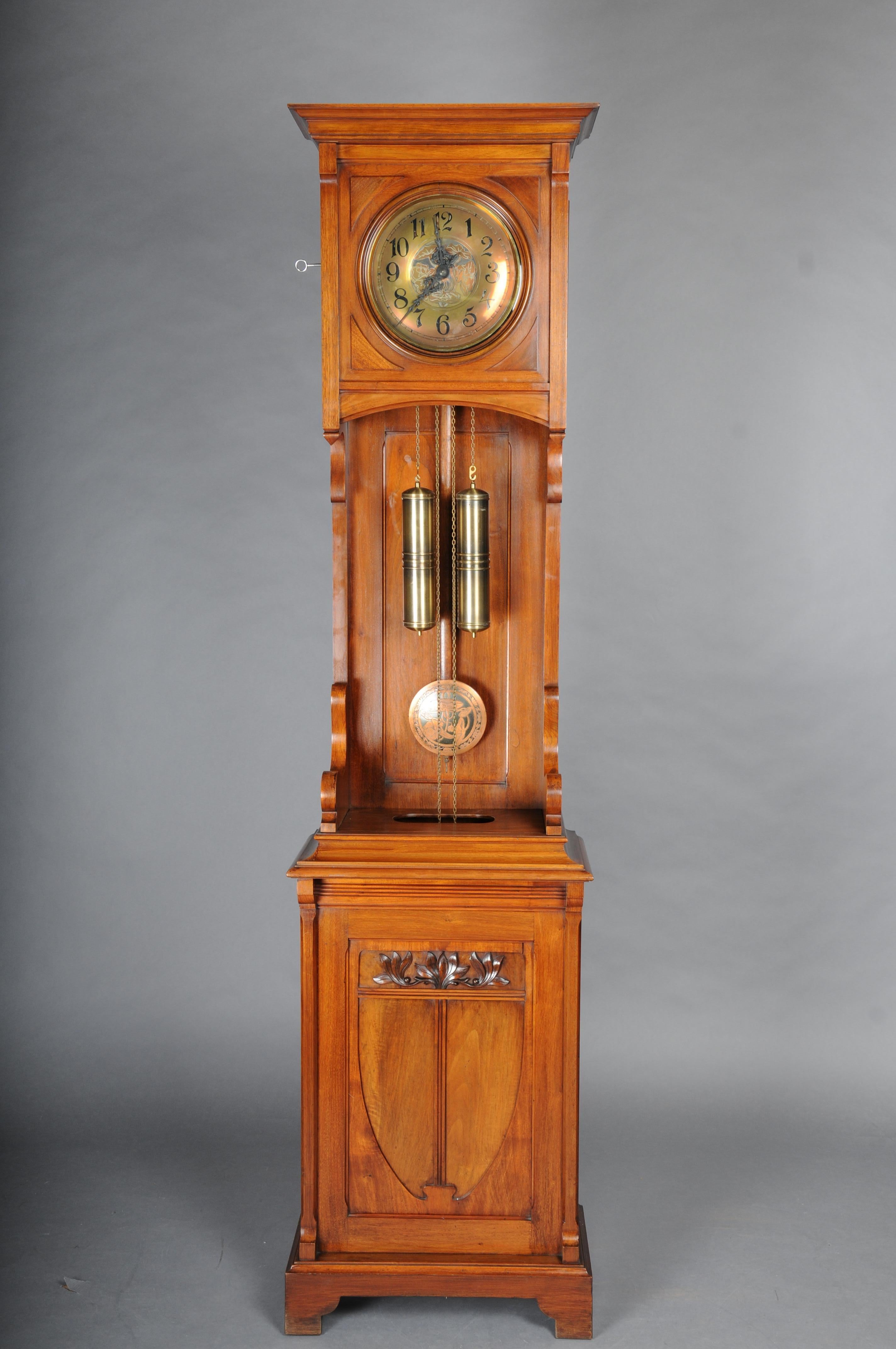 Antiguo reloj de pie Art Nouveau, Alemania 1900.

Madera maciza de caoba, cuerpo finamente tallado con detalles florales tallados. El movimiento es una obra original en Alemania.


El pedal, las pesas y la esfera están parcialmente