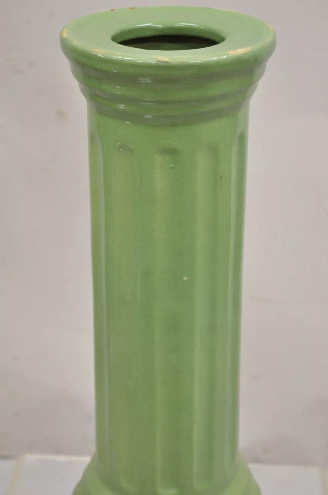 Antique Art Nouveau Colonne en céramique émaillée verte Base de piédestal de jardinière. Circa Early 20th Century. Dimensions : 24