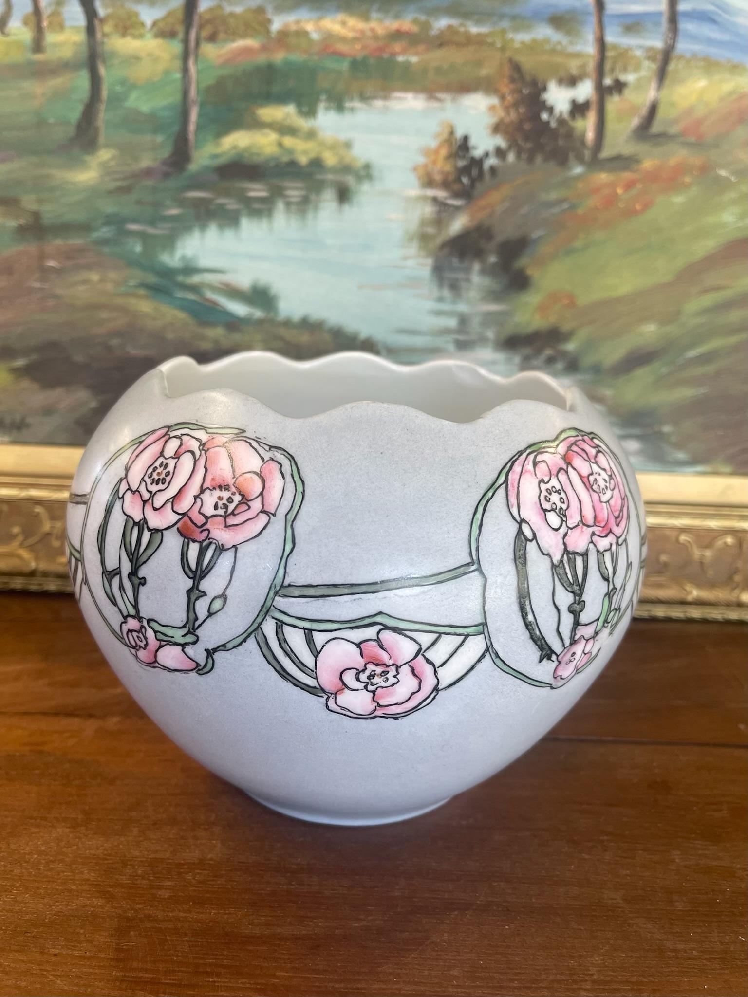 Questa squisita ciotola in porcellana Art Nouveau risale all'inizio del XX secolo e presenta decorazioni finemente dipinte a mano secondo l'estetica classica del periodo. La forma arrotondata è completata da un bordo delicatamente smerlato, che