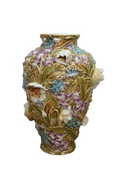 Antike ungarische Zsolnay-Vasen im Jugendstil von Tádé Sikorski mit durchbrochenem Blumenmuster in Malvenoptik