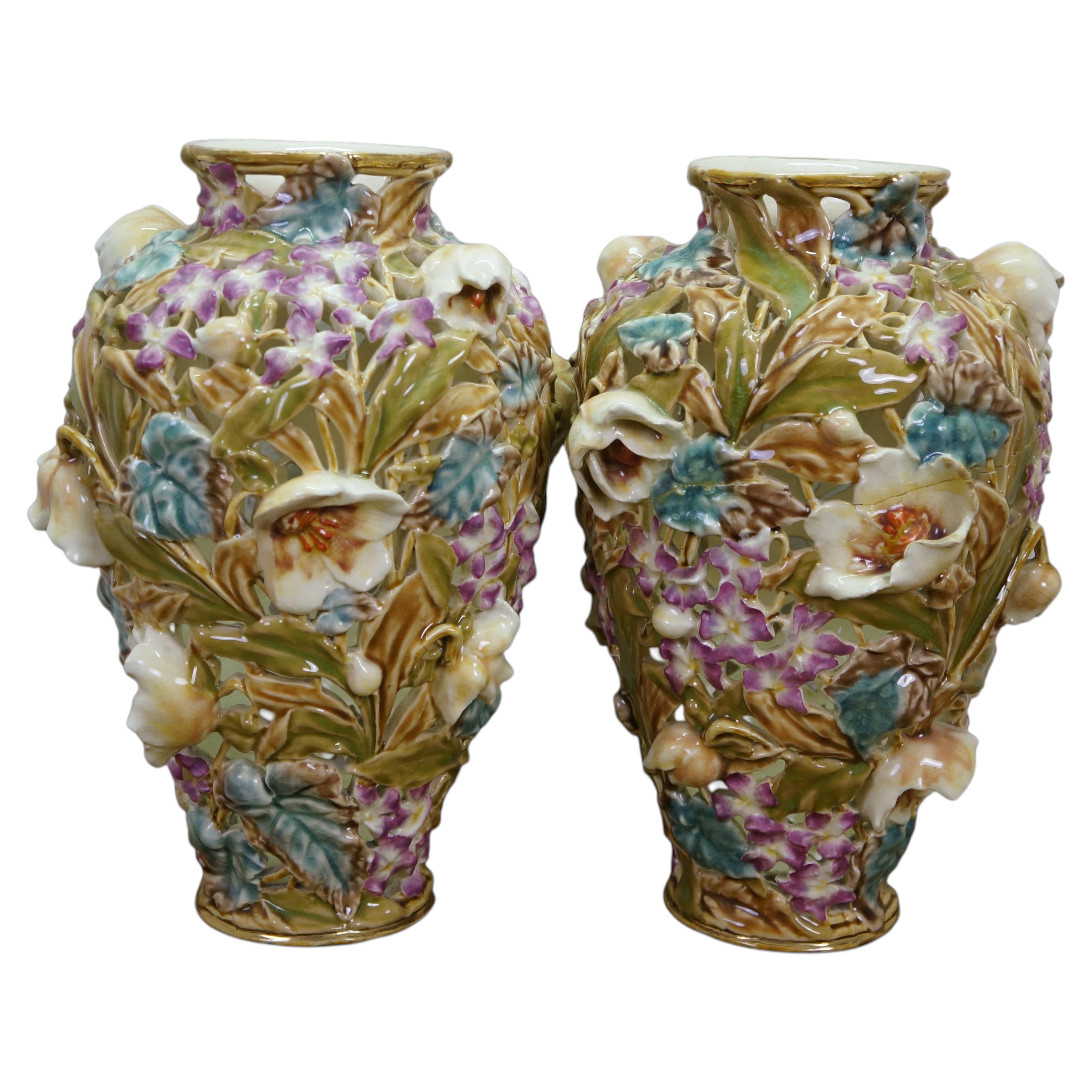 Vasi ungheresi d'epoca in stile Art Nouveau di Zsolnay Tádé Sikorski con motivi floreali traforati a malva in vendita