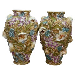 Antike ungarische Zsolnay-Vasen im Jugendstil von Tádé Sikorski mit durchbrochenem Blumenmuster in Malvenoptik