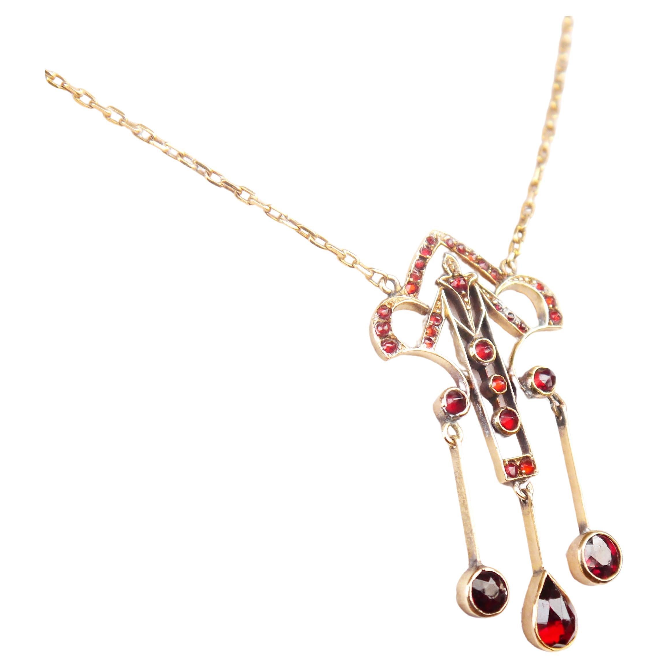  1908 - 1917 Pendentif en grenat d'époque impériale enchaîné, toutes les parties métalliques sont en or jaune massif 56 /14K. Chaînes ancrées originales. La longueur des chaînes est de 50 cm si elles sont ouvertes et étendues. Poids de l'ensemble :