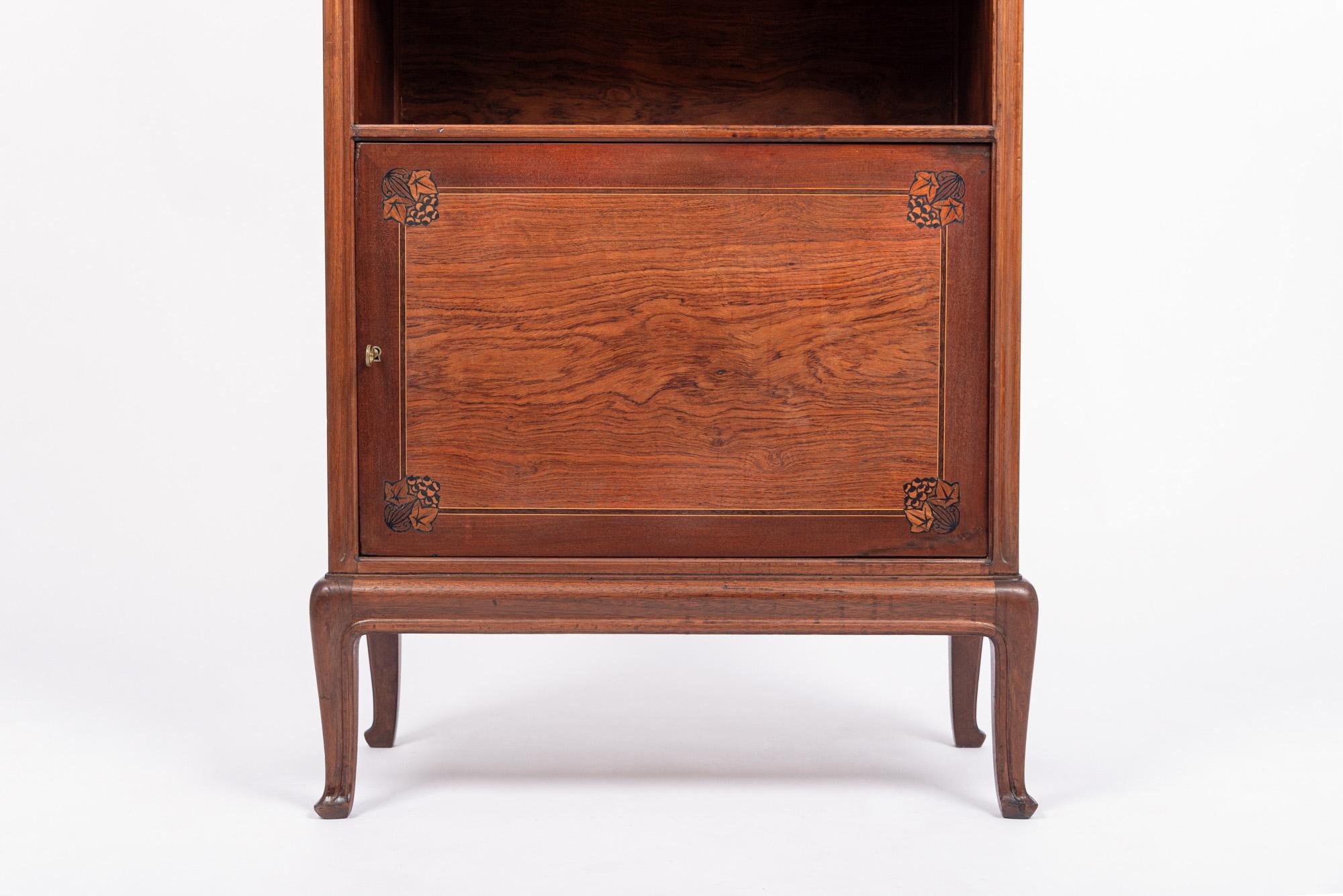 20ième siècle Ancienne armoire Art Nouveau en bois marqueté par Majorelle, France, signée en vente