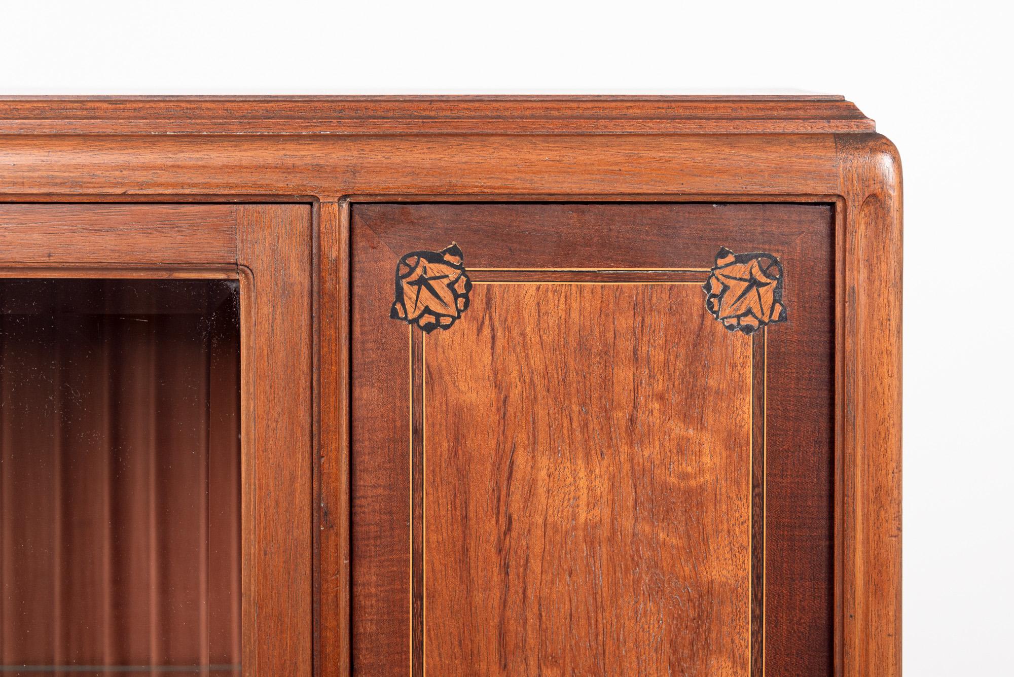 Laiton Ancienne armoire Art Nouveau en bois marqueté par Majorelle, France, signée en vente