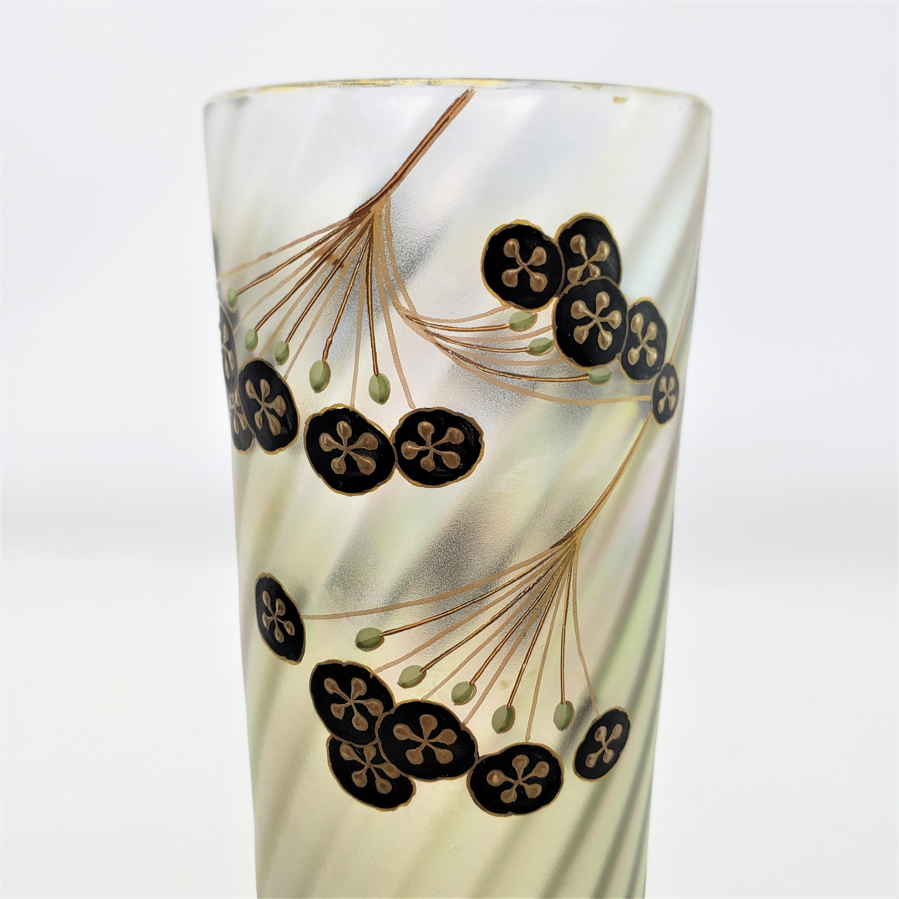 Vase en verre d'art irisé Art nouveau ancien avec décoration florale en émail en vente 3