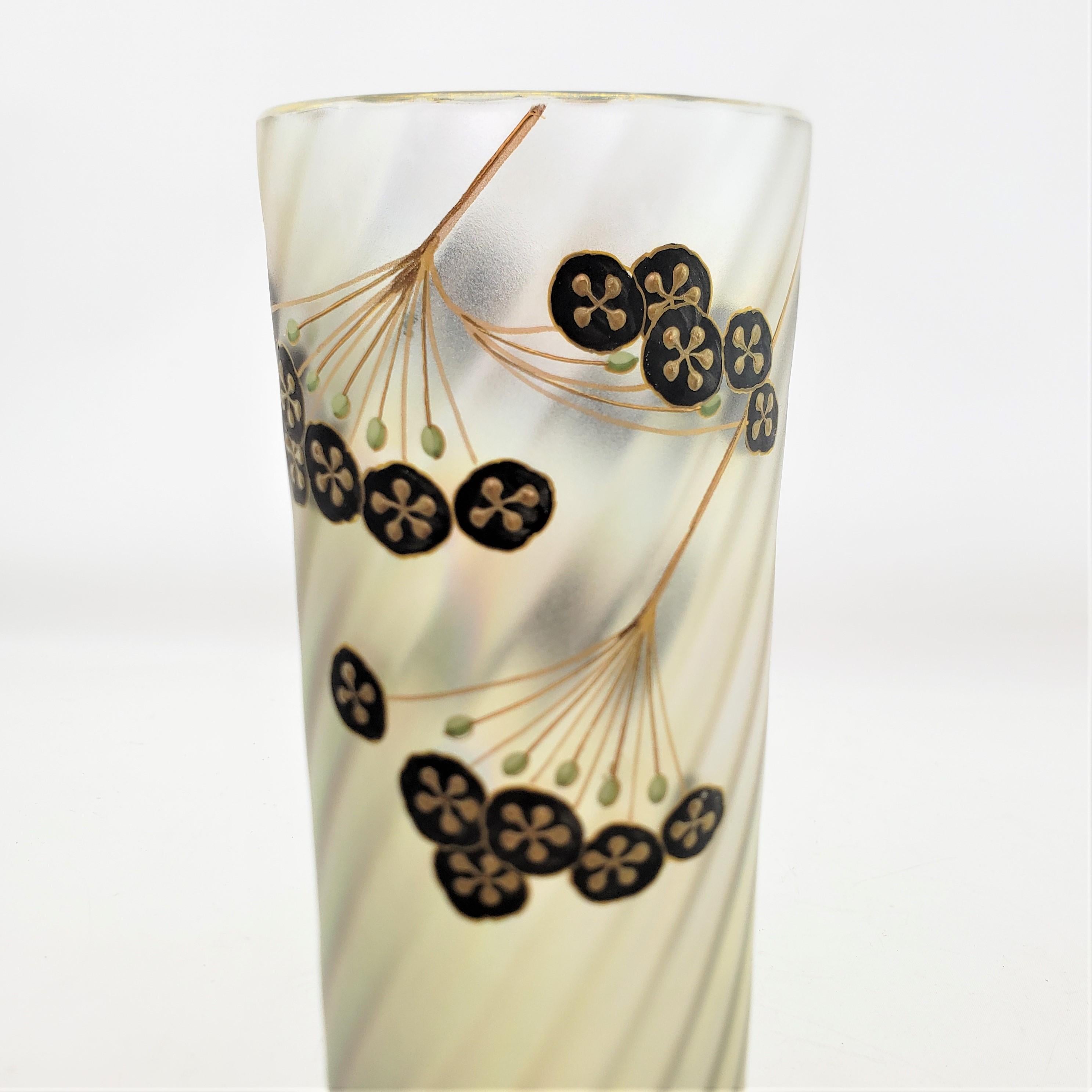 Vase en verre d'art irisé Art nouveau ancien avec décoration florale en émail en vente 4