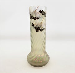 Antike Jugendstilvase aus schillerndem Kunstglas mit Emaille-Blumenschmuck