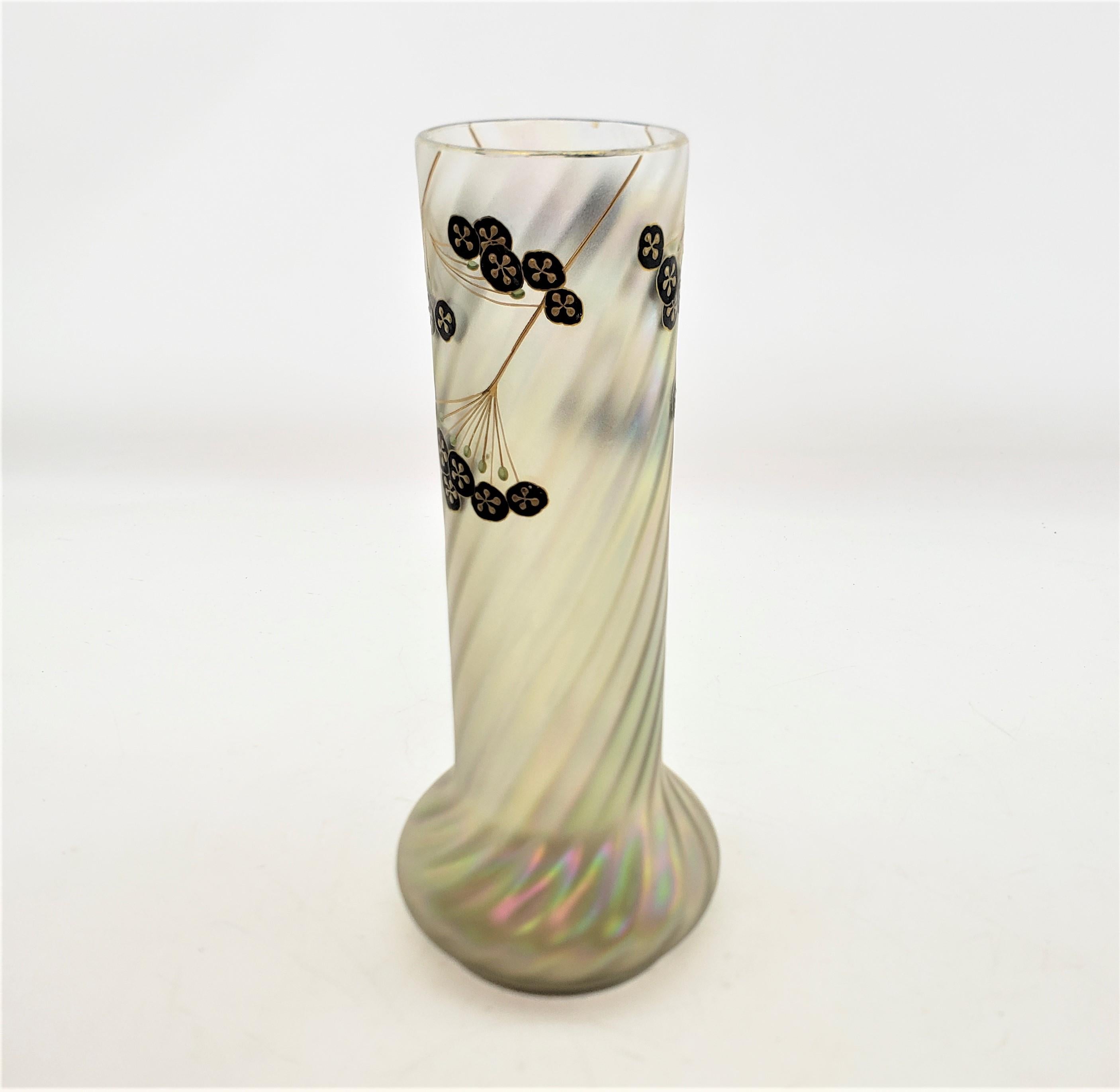 Autrichien Vase en verre d'art irisé Art nouveau ancien avec décoration florale en émail en vente