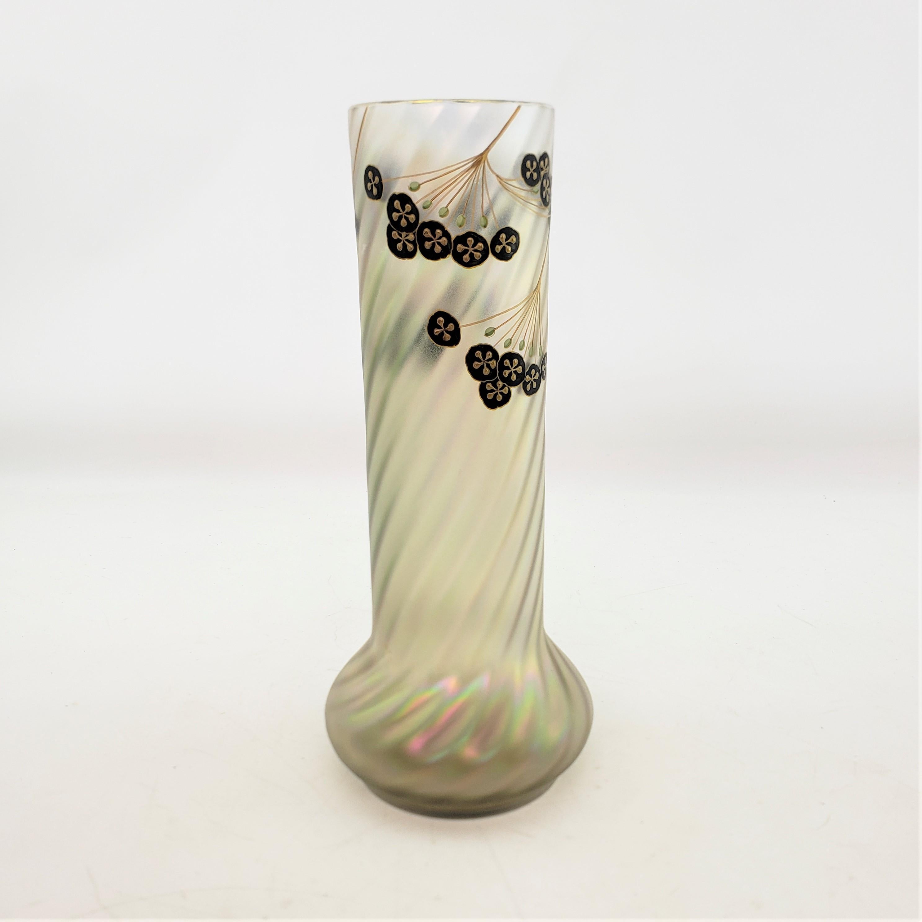 Fait main Vase en verre d'art irisé Art nouveau ancien avec décoration florale en émail en vente