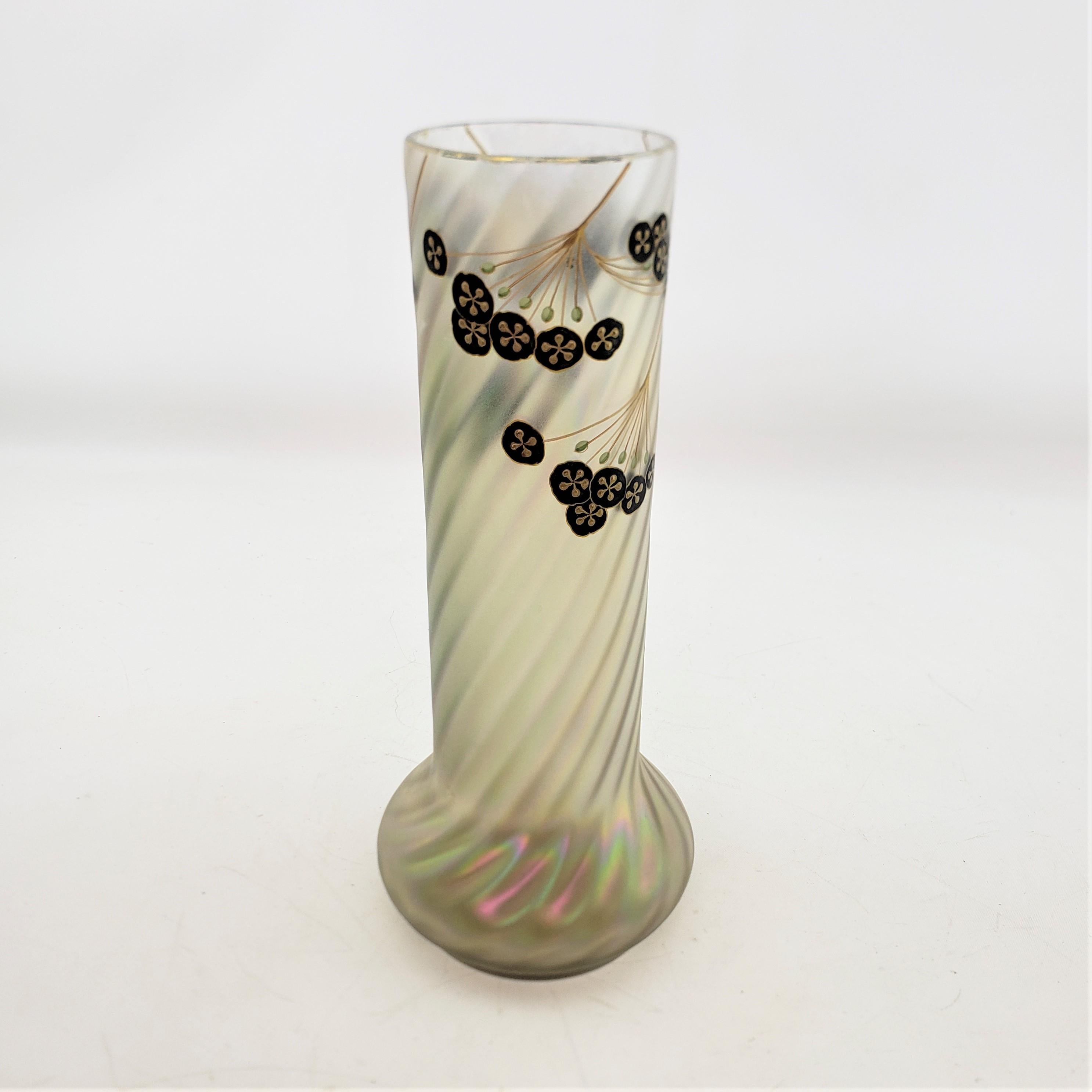 Vase en verre d'art irisé Art nouveau ancien avec décoration florale en émail Bon état - En vente à Hamilton, Ontario