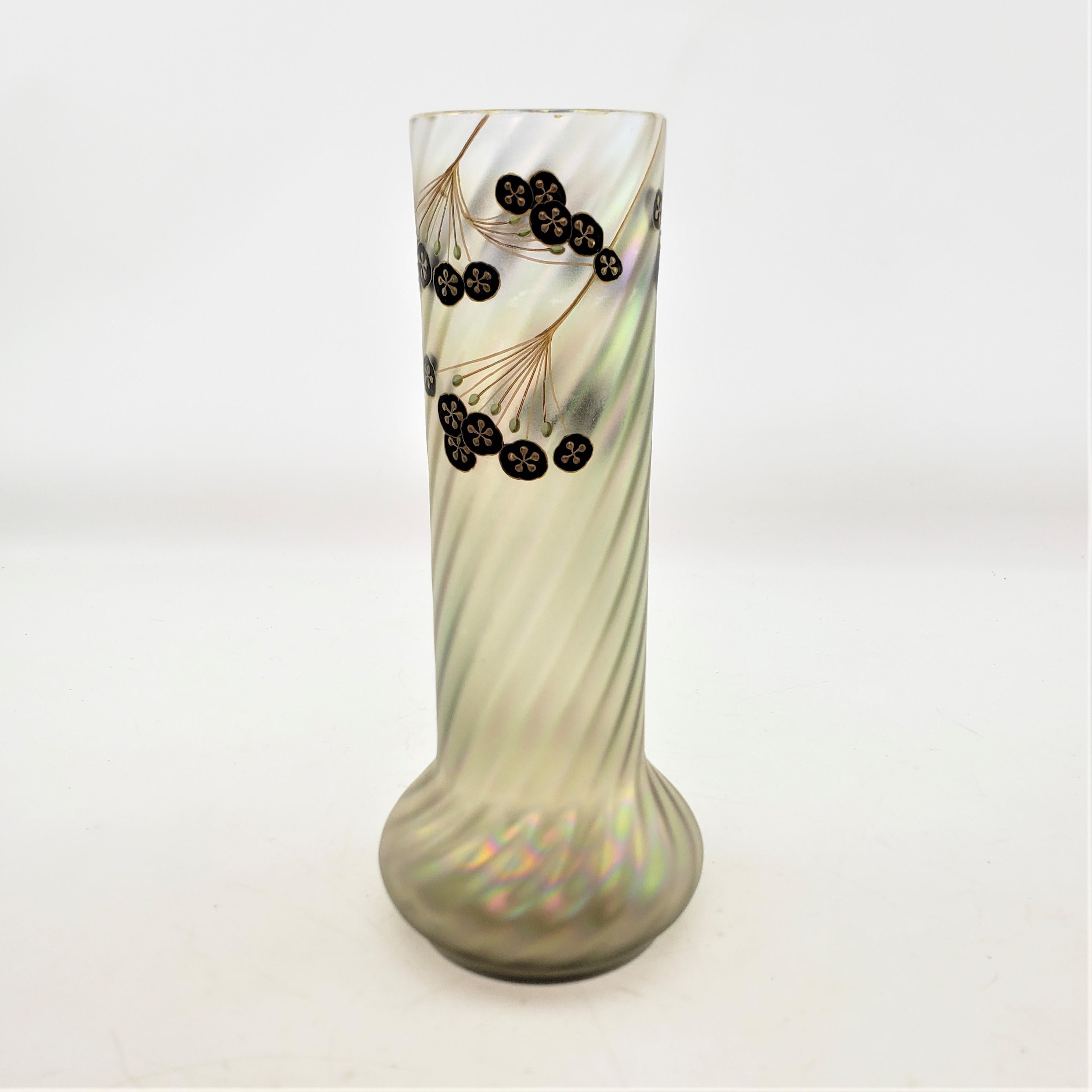 20ième siècle Vase en verre d'art irisé Art nouveau ancien avec décoration florale en émail en vente
