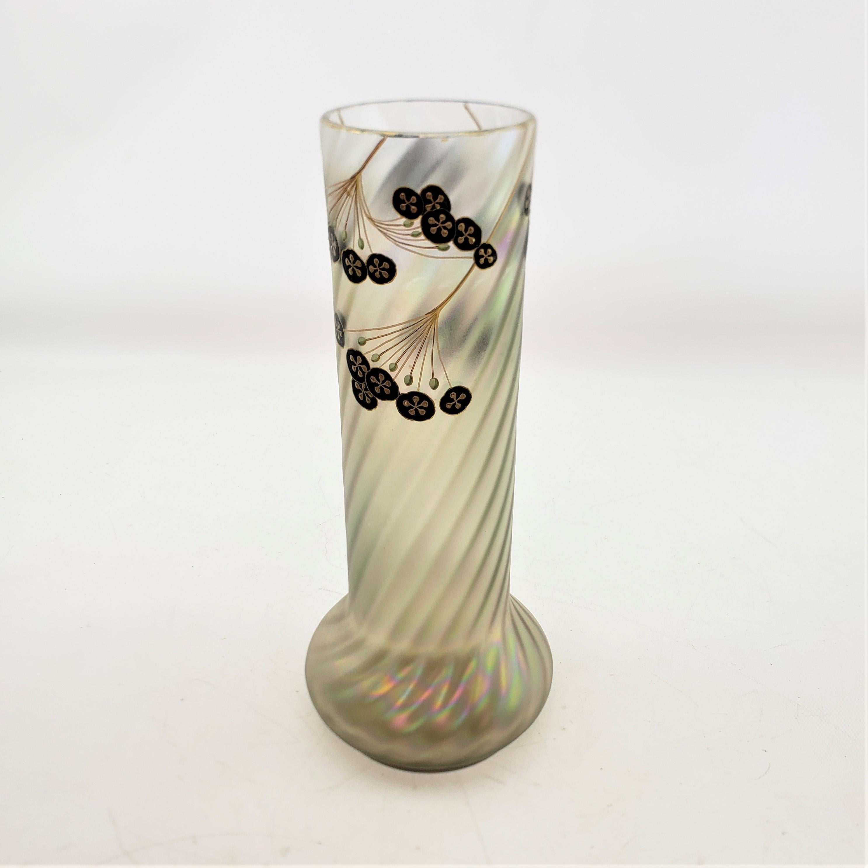 Verre d'art Vase en verre d'art irisé Art nouveau ancien avec décoration florale en émail en vente