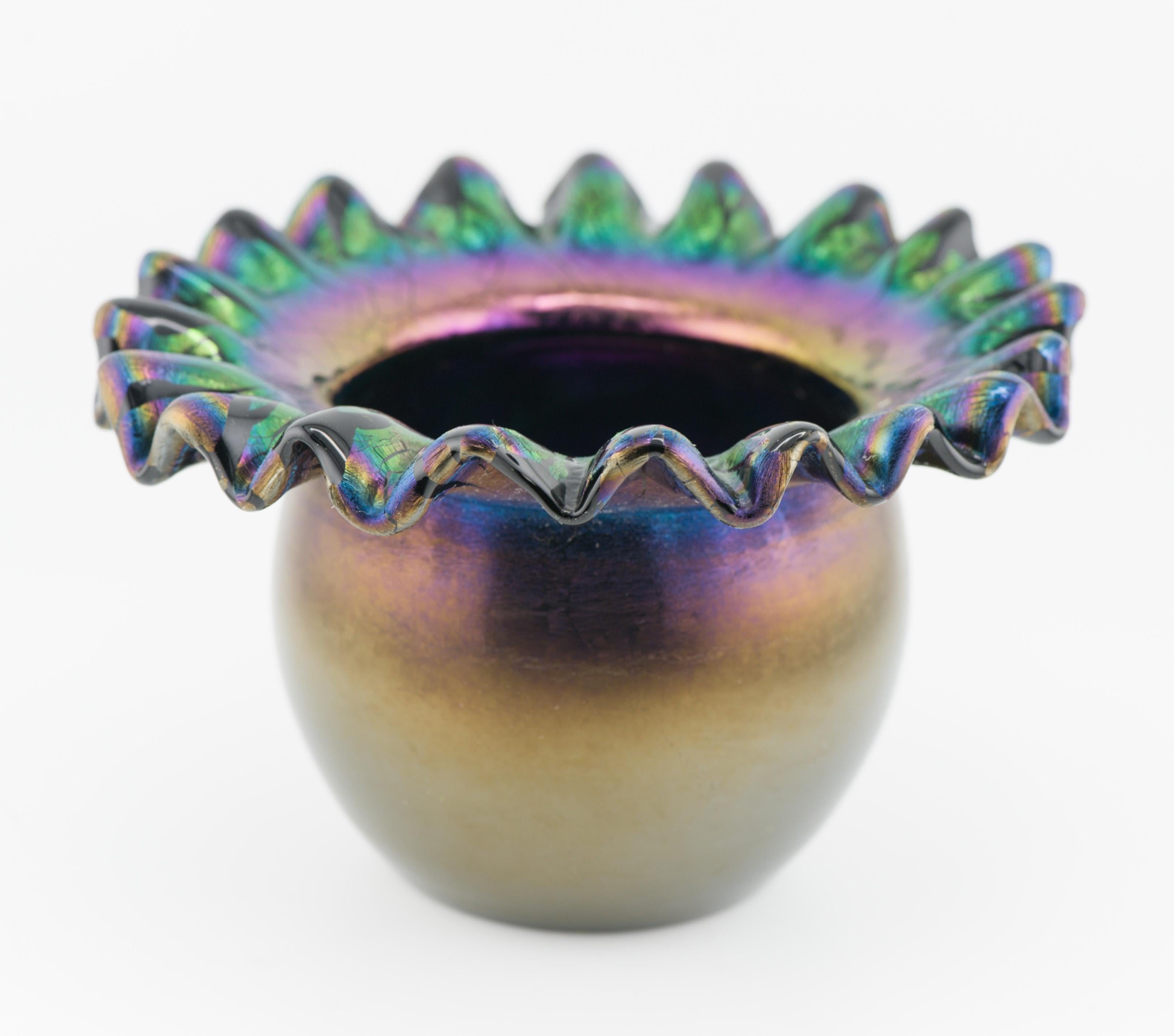 Entra nell'eleganza dell'epoca dell'Art Nouveau con questa squisita forma naturale.

Nonostante l'età, questo vaso è in condizioni notevoli.

Con le sue dimensioni interessanti e il suo design accattivante, questo vaso Jugendstill non è un semplice