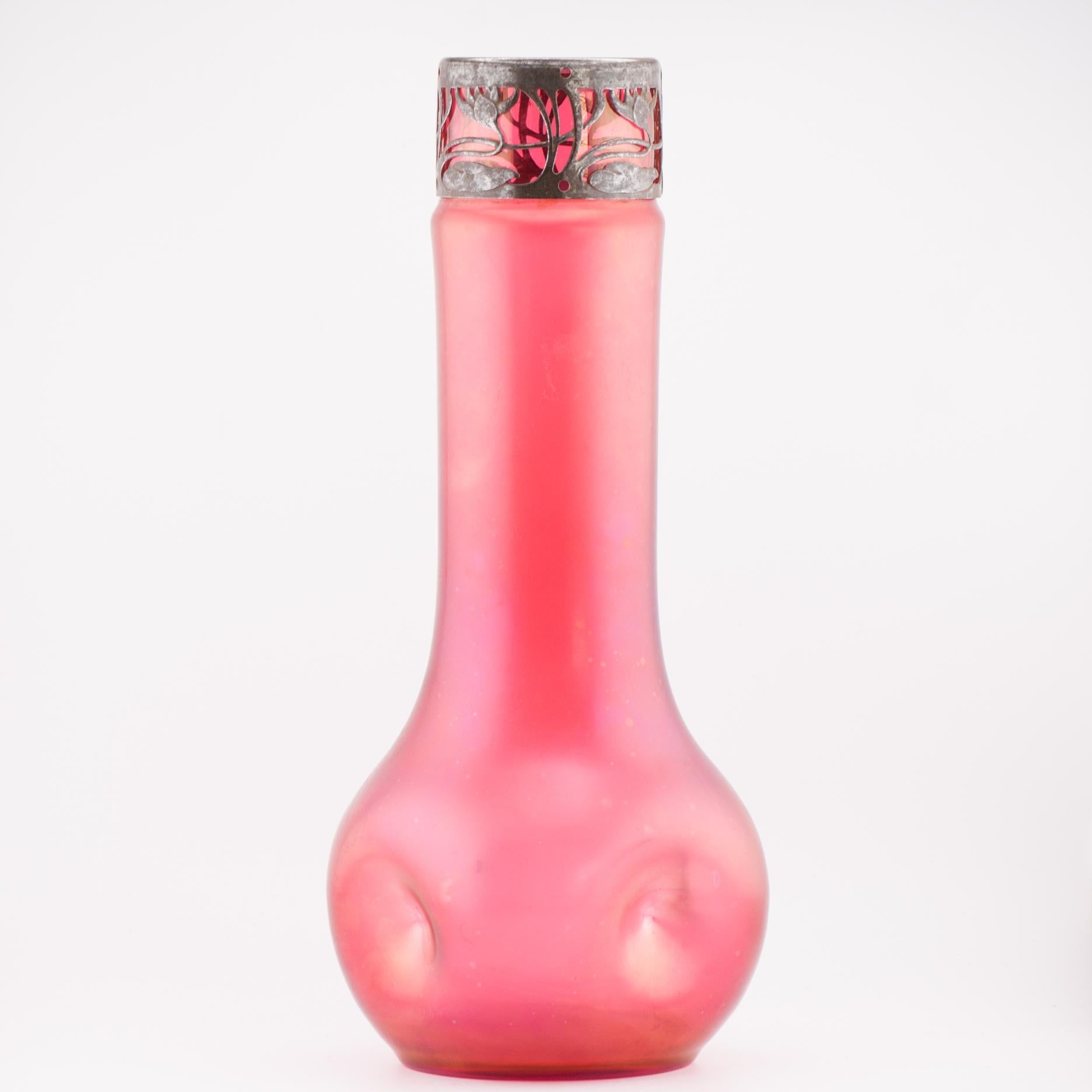 Immergiti nell'eleganza dell'epoca Art Nouveau con questa squisita forma naturale.

Nonostante l'età, questo vaso è in condizioni notevoli.

Con le sue dimensioni interessanti e il suo design accattivante, questo vaso Jugendstill non è un semplice