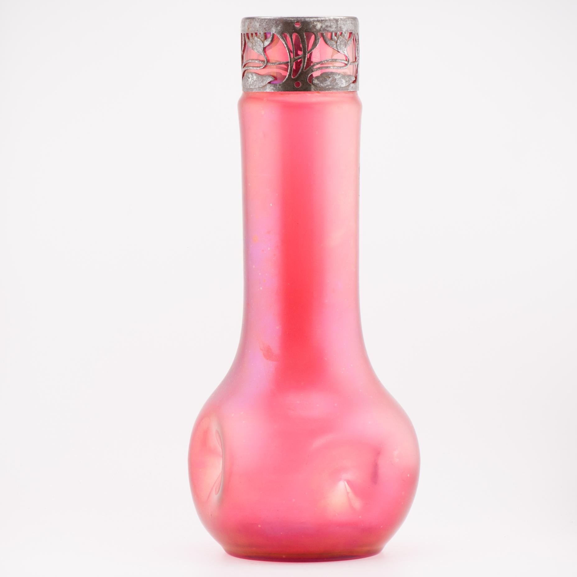 Vaso antico Art Nouveau Jugendstil Loetz Bohemian Red Glass 1900 In condizioni buone in vendita a Amsterdam, Noord Holland
