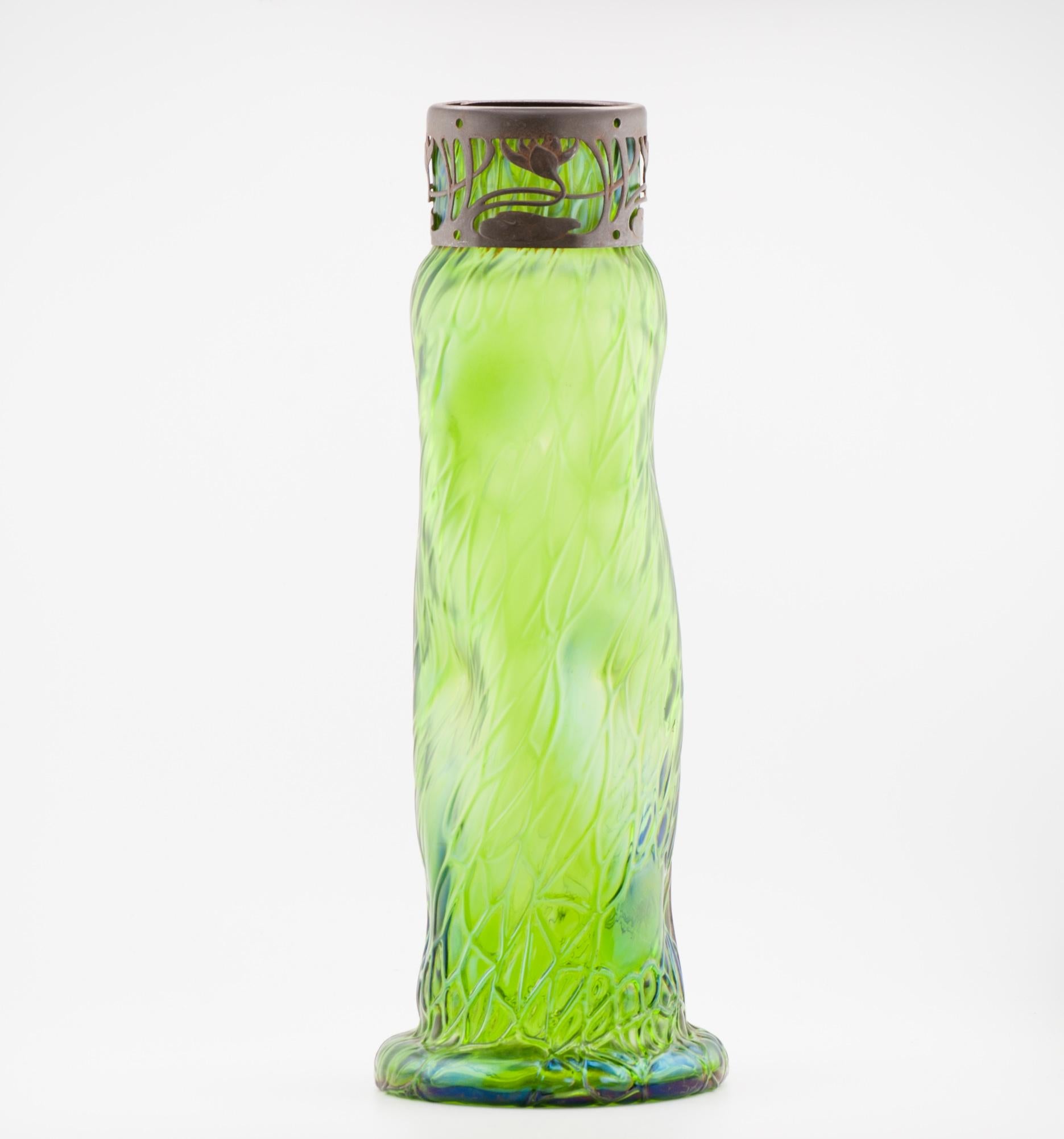 Entrez dans l'élégance de l'ère Art nouveau avec cette forme naturelle exquise

Malgré son âge, ce vase reste dans un état remarquable

Avec sa taille intéressante et son design captivant, ce vase Jugendstill n'est pas seulement un objet décoratif ;