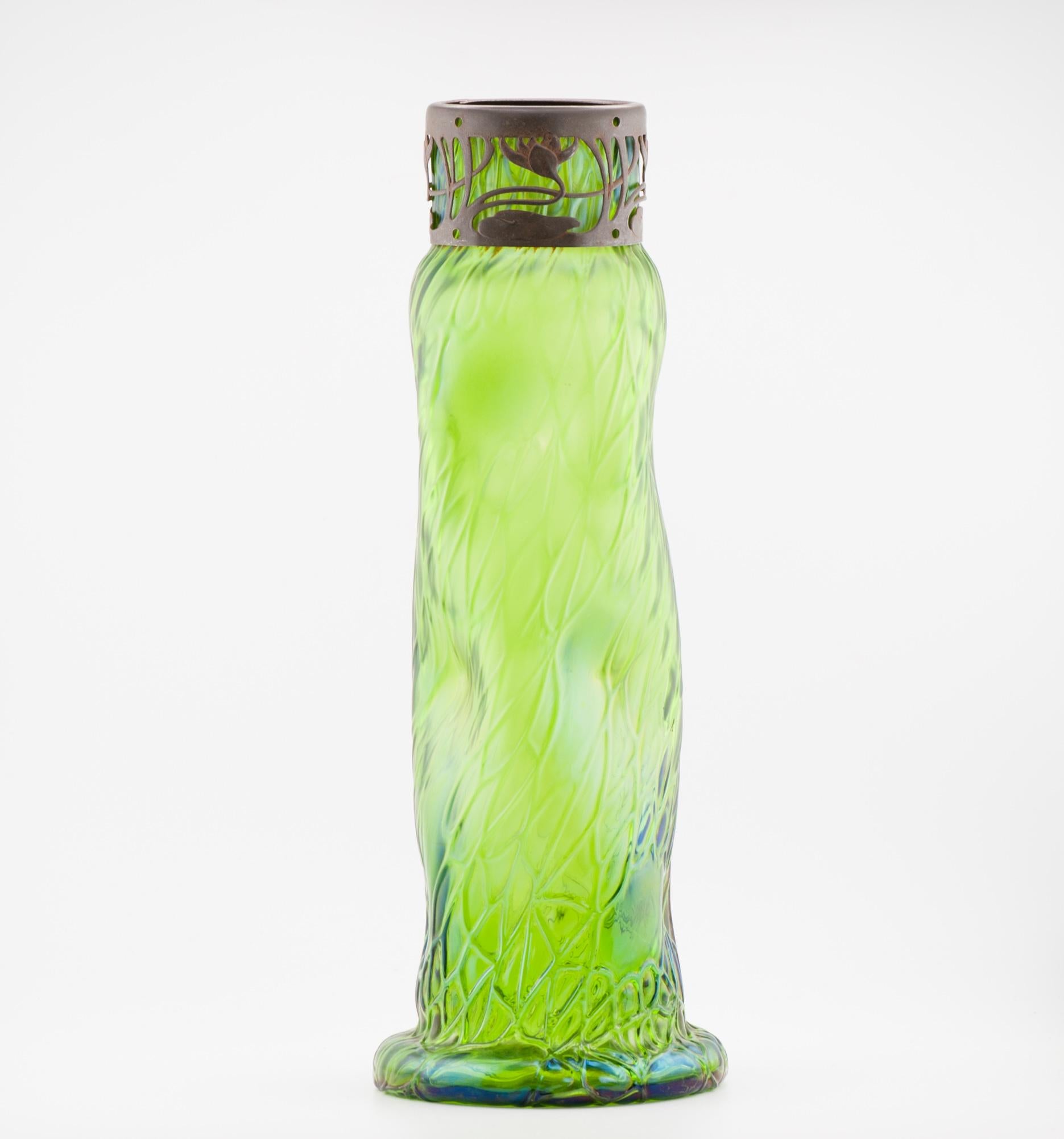 Autrichien Vase antique Art Nouveau Jugendstil en verre vert de Bohème froissé 1900 en vente