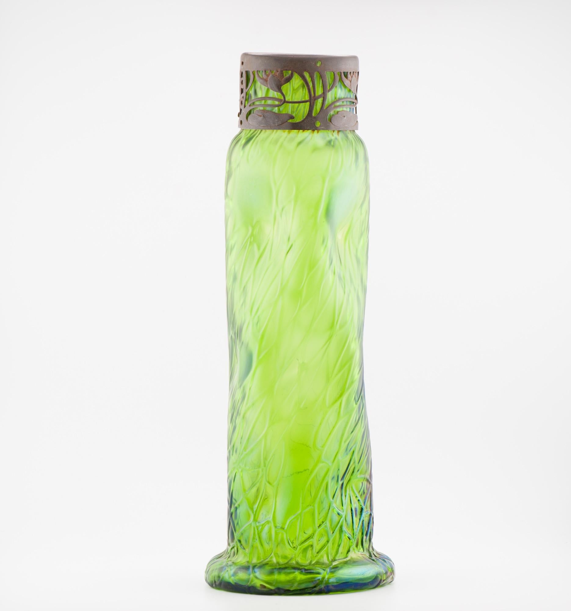 Vase antique Art Nouveau Jugendstil en verre vert de Bohème froissé 1900 Bon état - En vente à Amsterdam, Noord Holland