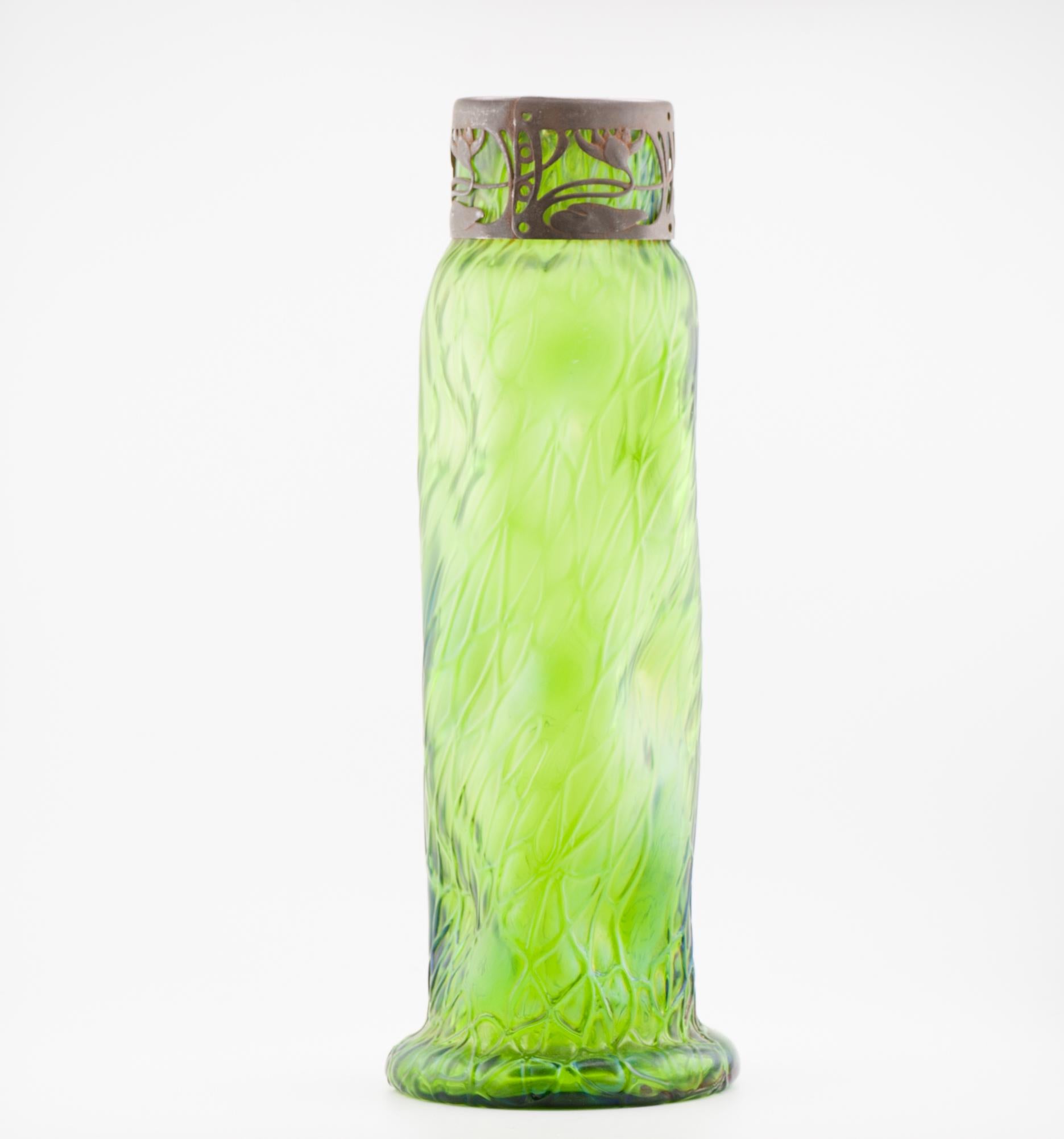 20ième siècle Vase antique Art Nouveau Jugendstil en verre vert de Bohème froissé 1900 en vente