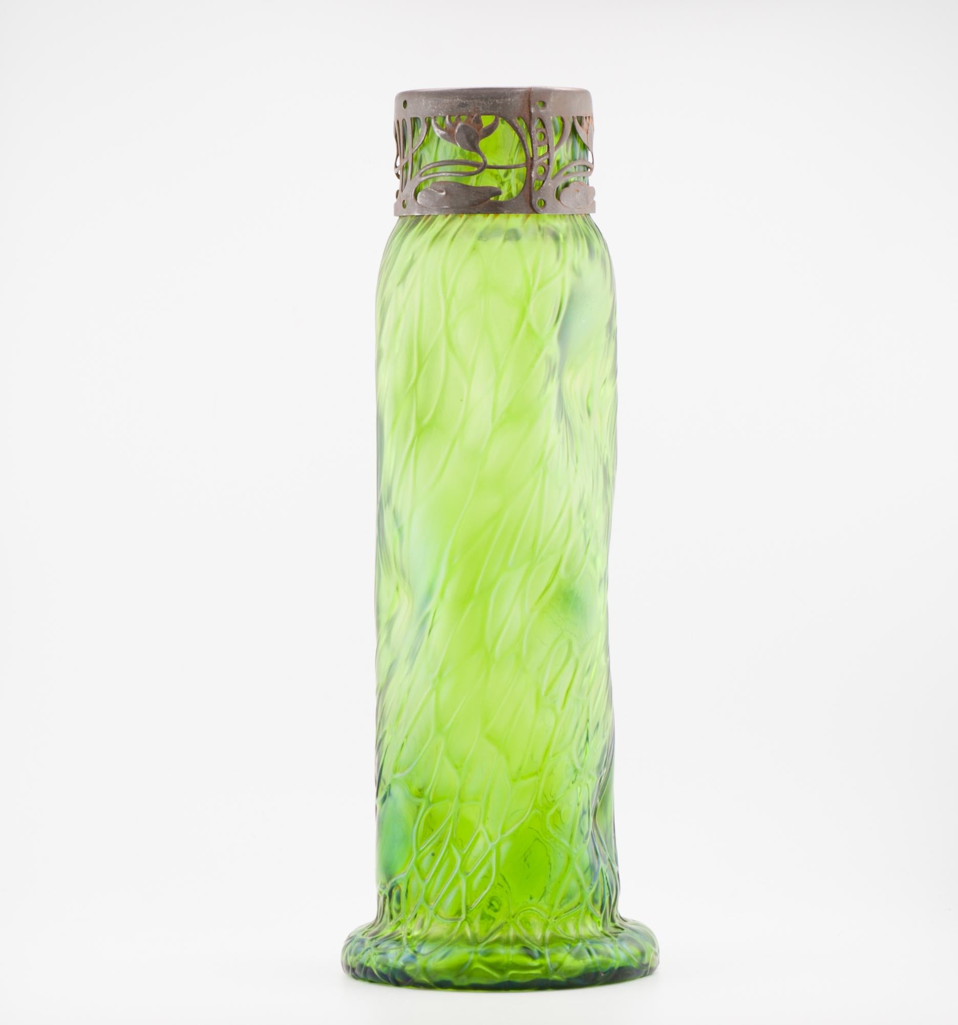Verre d'art Vase antique Art Nouveau Jugendstil en verre vert de Bohème froissé 1900 en vente