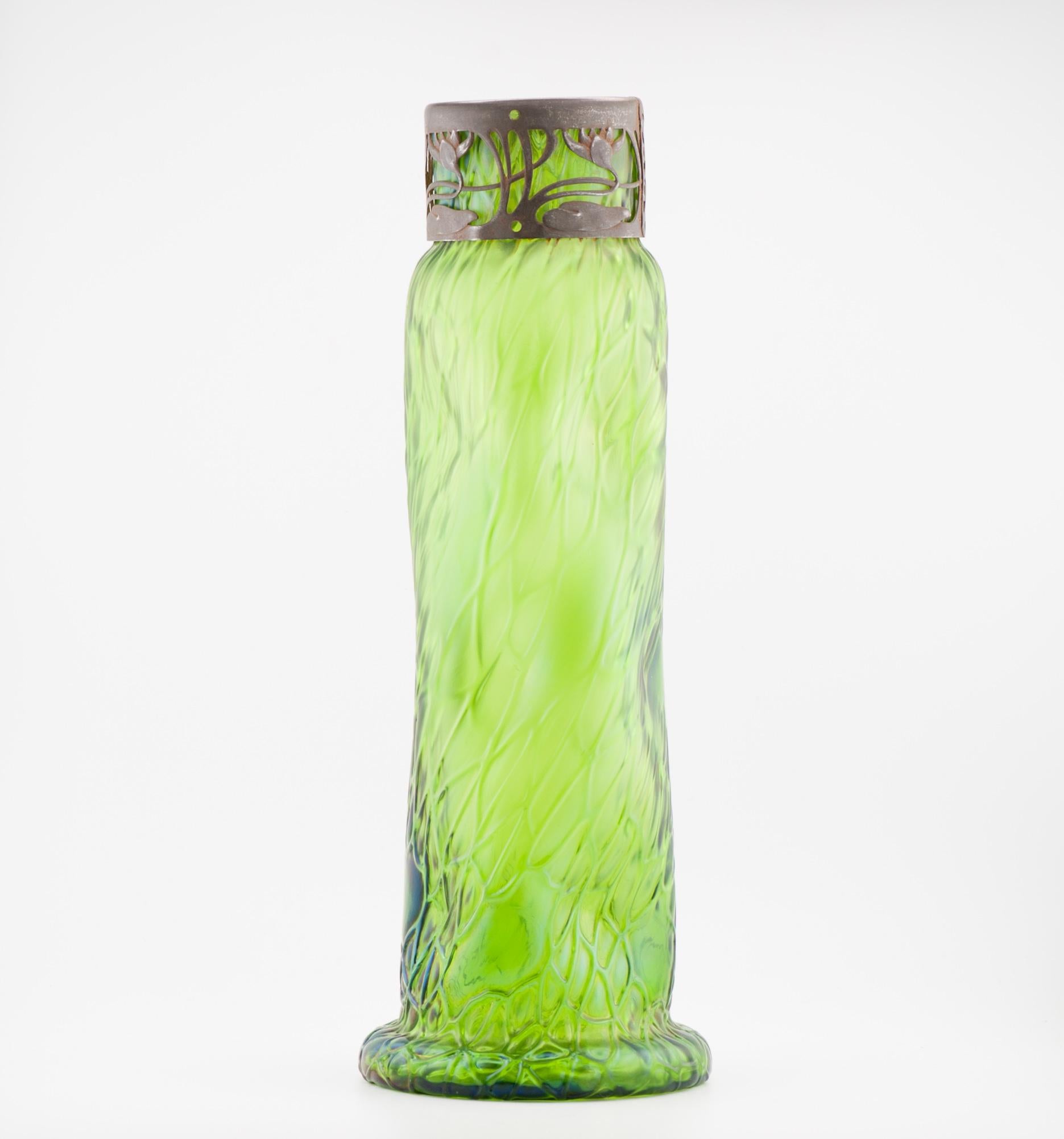 Vase antique Art Nouveau Jugendstil en verre vert de Bohème froissé 1900 en vente 1