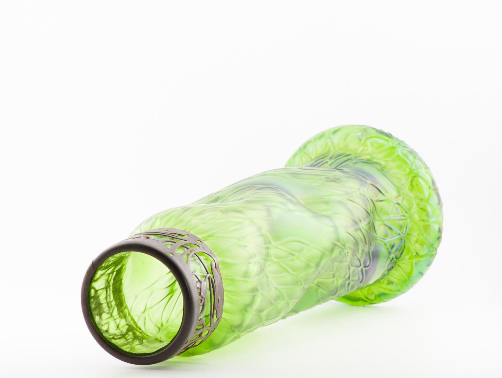 Vase antique Art Nouveau Jugendstil en verre vert de Bohème froissé 1900 en vente 3