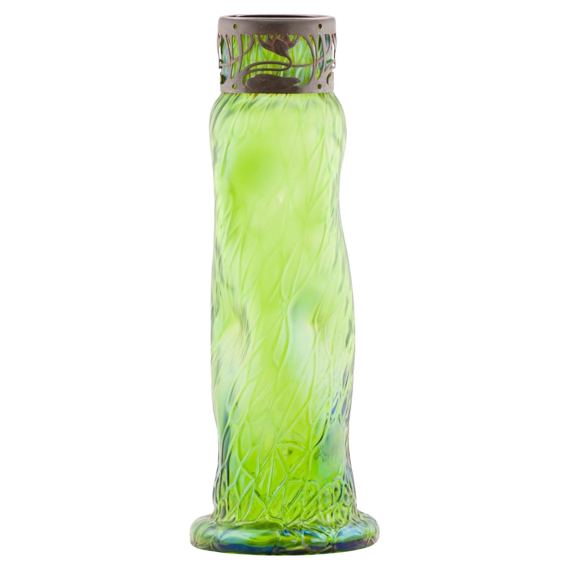 Antiguo jarrón Art Nouveau Jugendstil Arrugado Bohemia Vidrio verde 1900