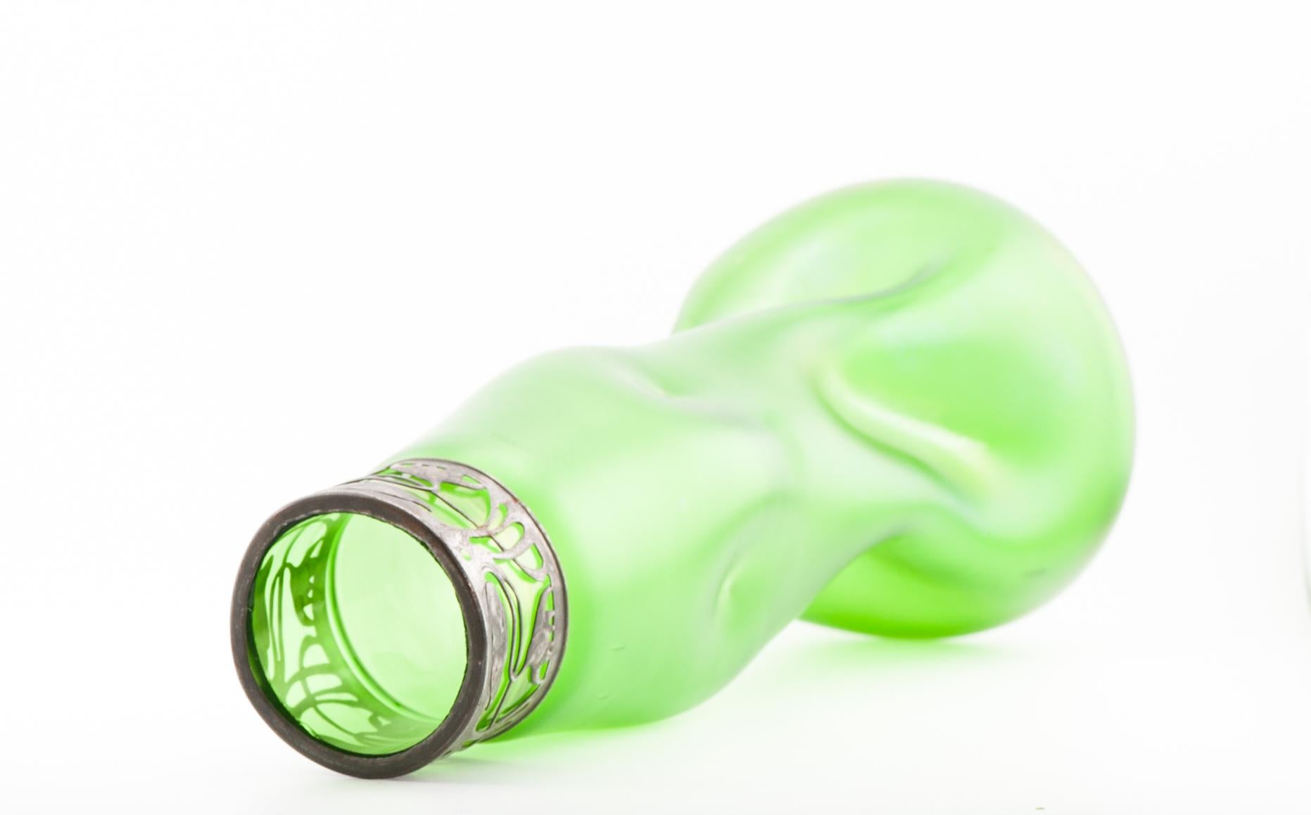 Antique Jugendstilvase Allemagne Verre vert bohème en vente 4