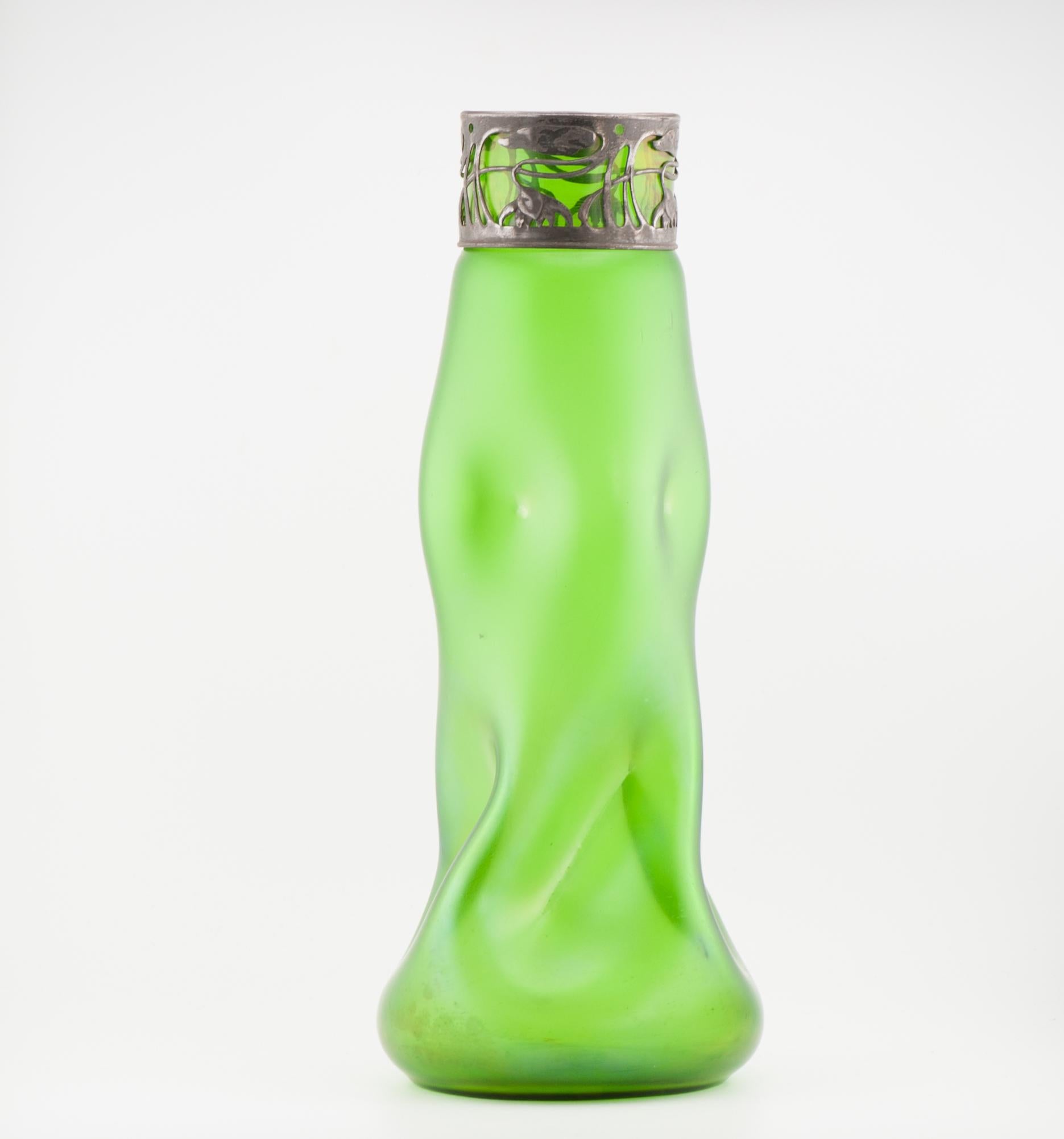 Allemand Antique Jugendstilvase Allemagne Verre vert bohème en vente
