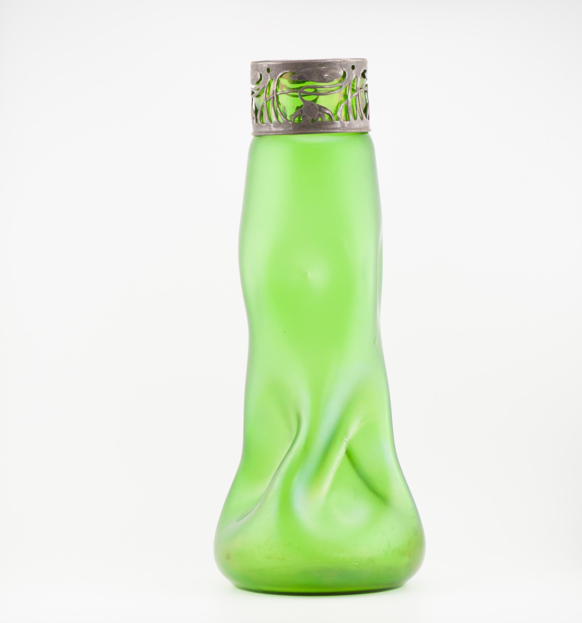 Verre d'art Antique Jugendstilvase Allemagne Verre vert bohème en vente