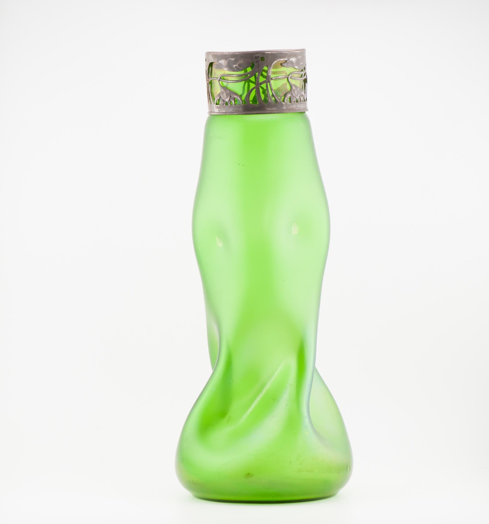 Antique Jugendstilvase Allemagne Verre vert bohème en vente 1