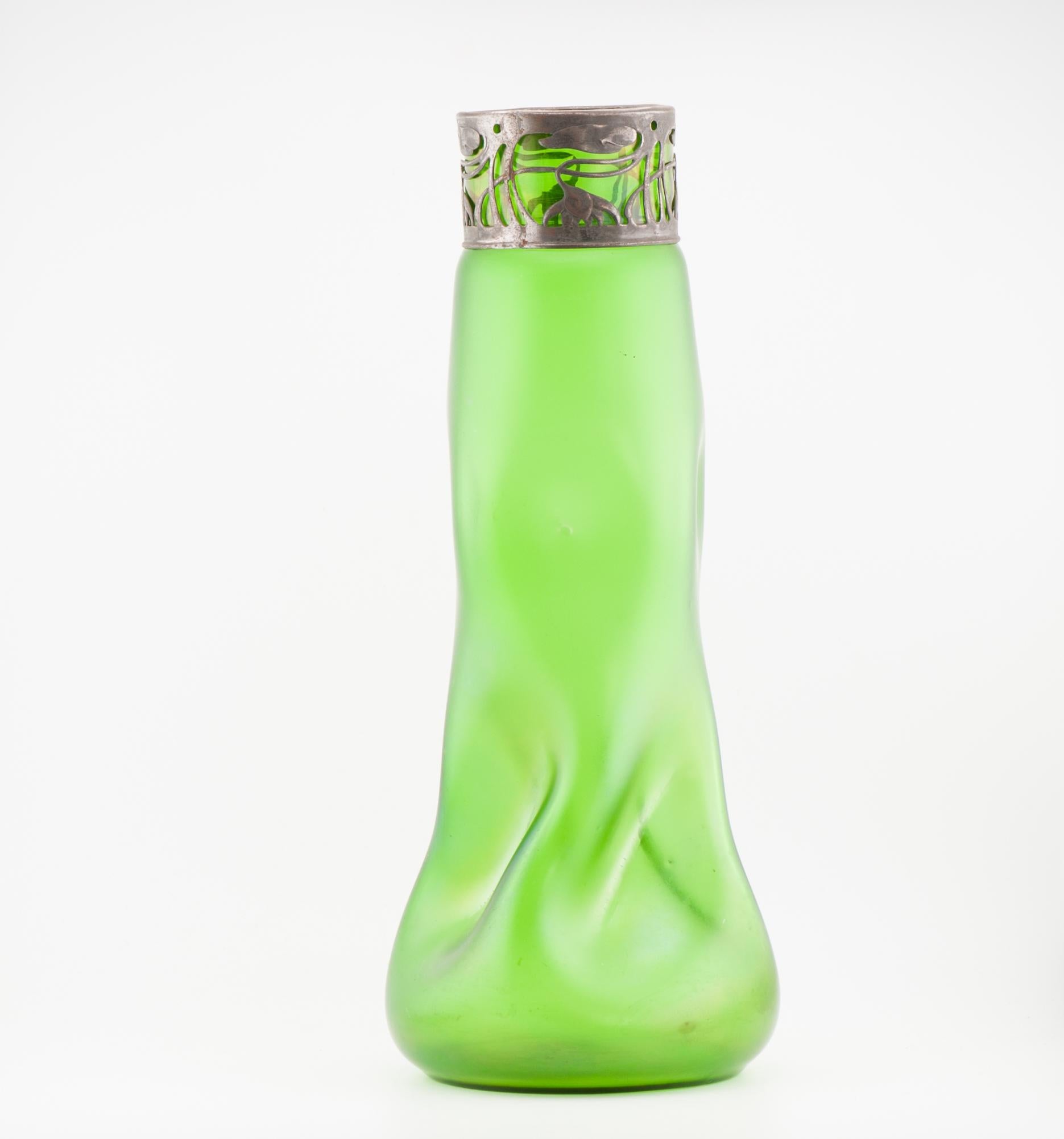 Antique Jugendstilvase Allemagne Verre vert bohème en vente 2
