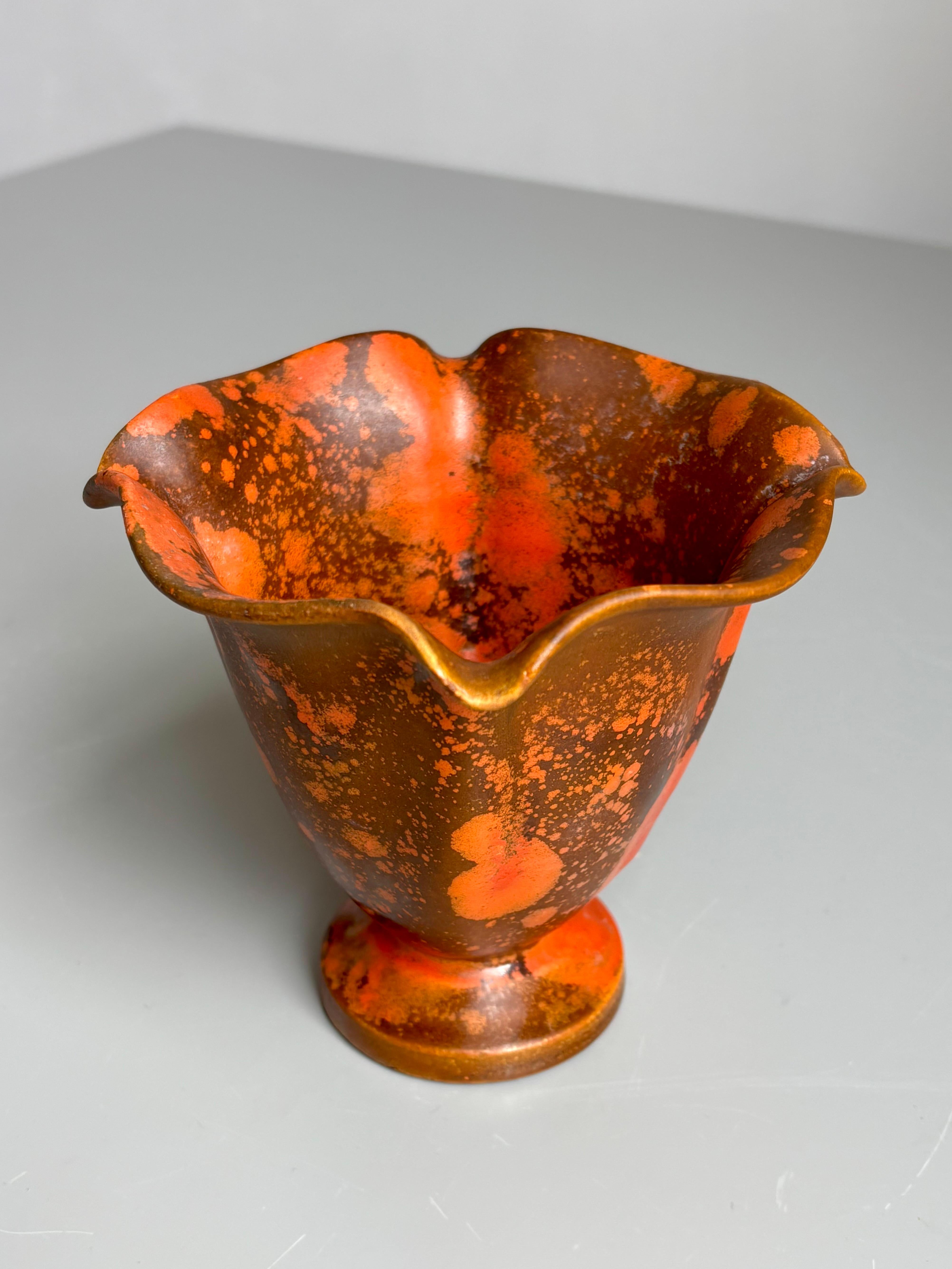 Accattivante vaso antico a forma di fiore in stile Artistics dell'artista danese Herman A. Kähler. Drammatico smalto uran screziato di arancione e marrone. 
Firmato sotto la base. 
Bellissime condizioni vintage. 
Danimarca, anni '30. 