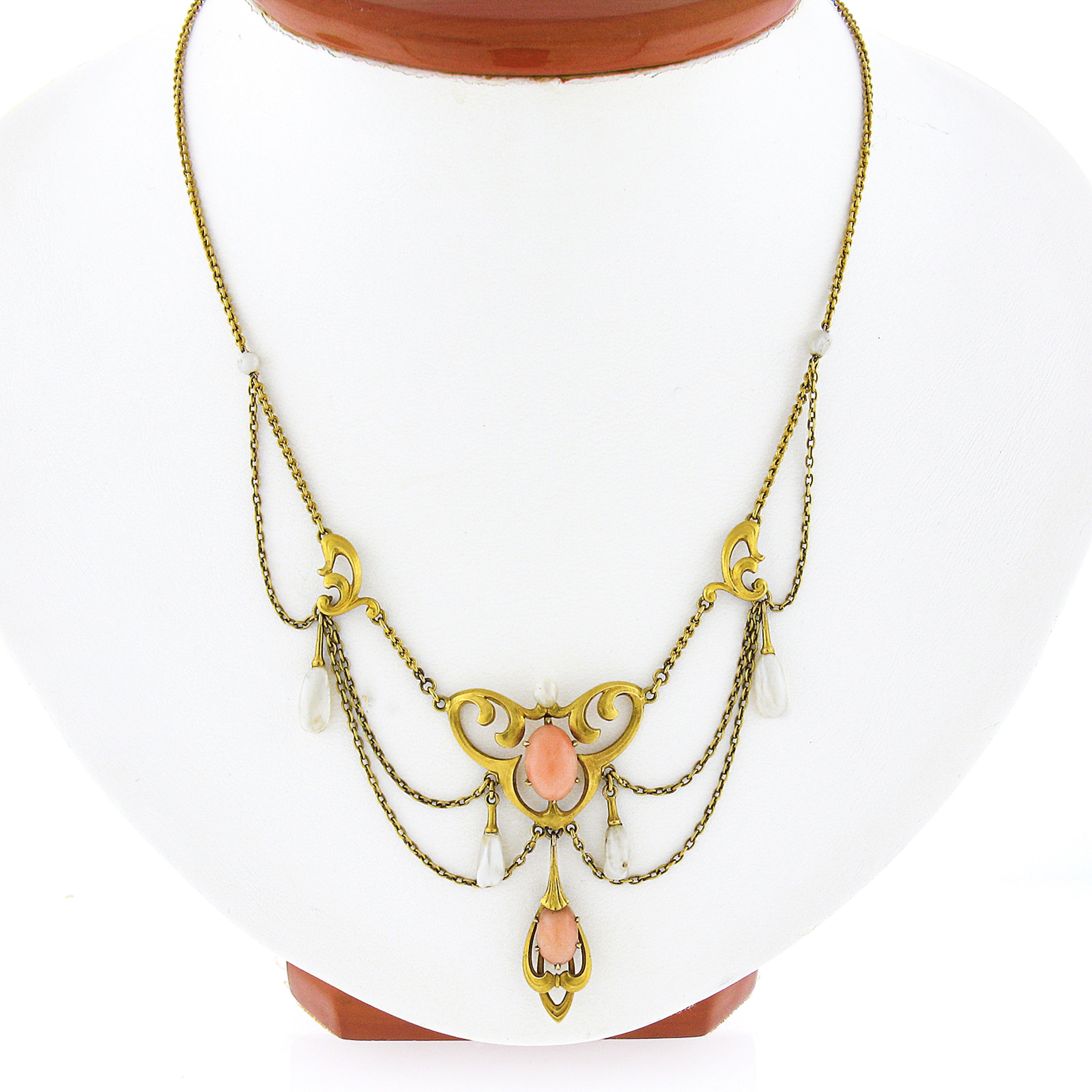 Voici un magnifique collier ancien en or jaune 14 carats, conçu par Krementz et datant de la période Art Nouveau. Ce collier présente un élégant motif ouvert au centre de la chaîne câblée, dans laquelle sont soigneusement serties deux pierres de